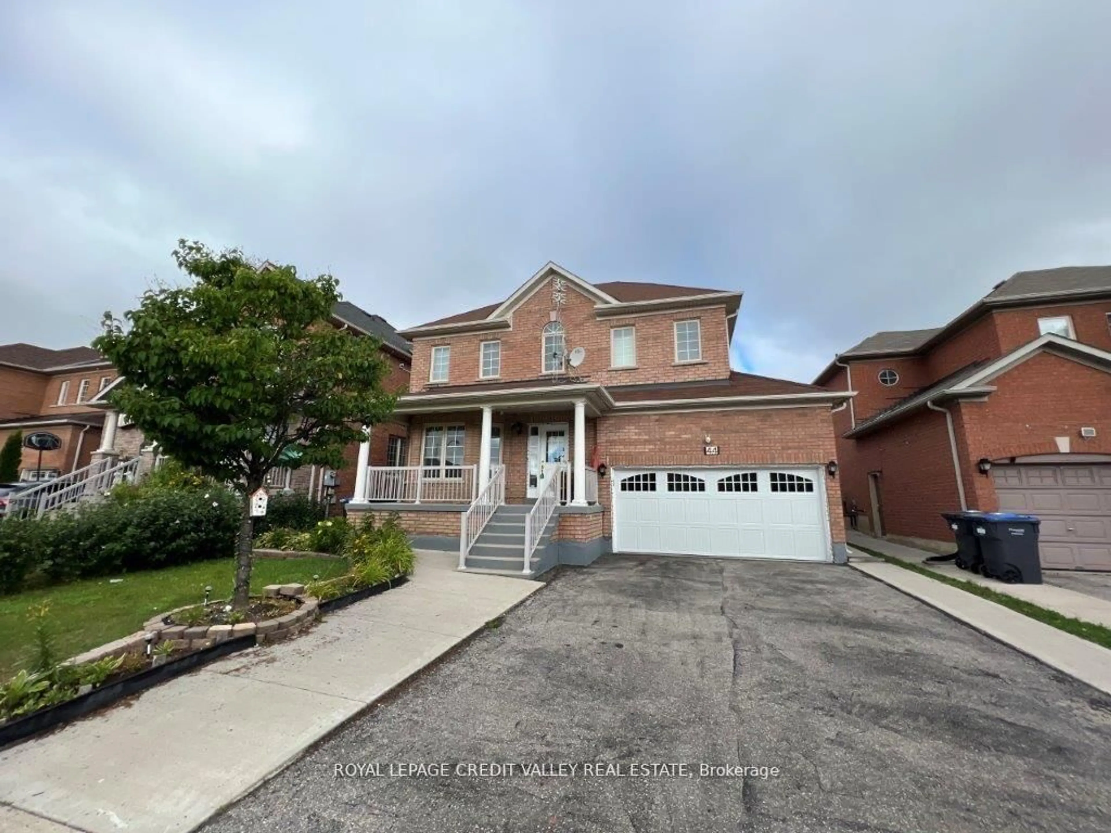 A pic from outside/outdoor area/front of a property/back of a property/a pic from drone, street for 44 Australia Dr, Brampton Ontario L6R 3E8
