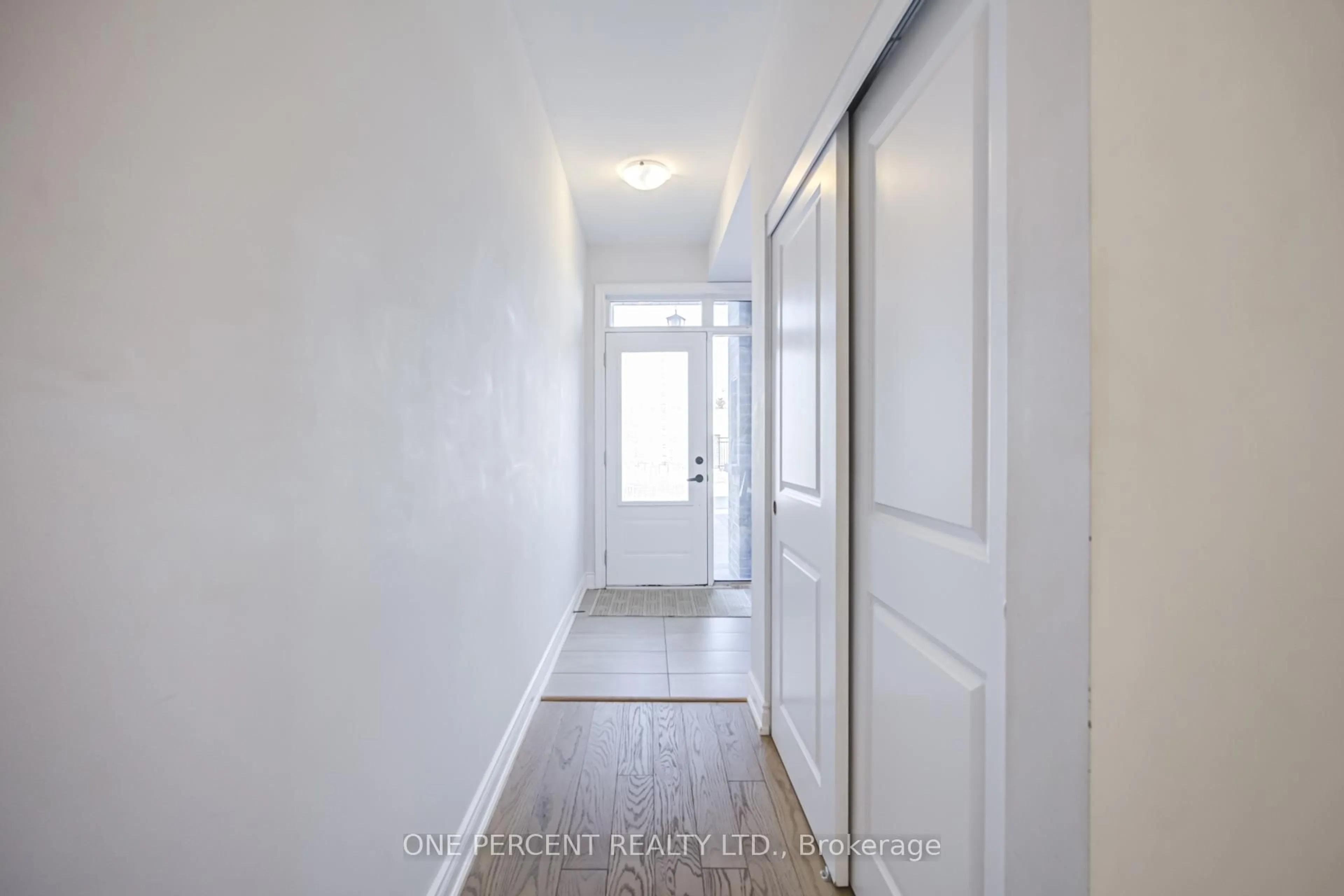 Indoor entryway for 656 Tupelo Crt, Mississauga Ontario L5G 0C4