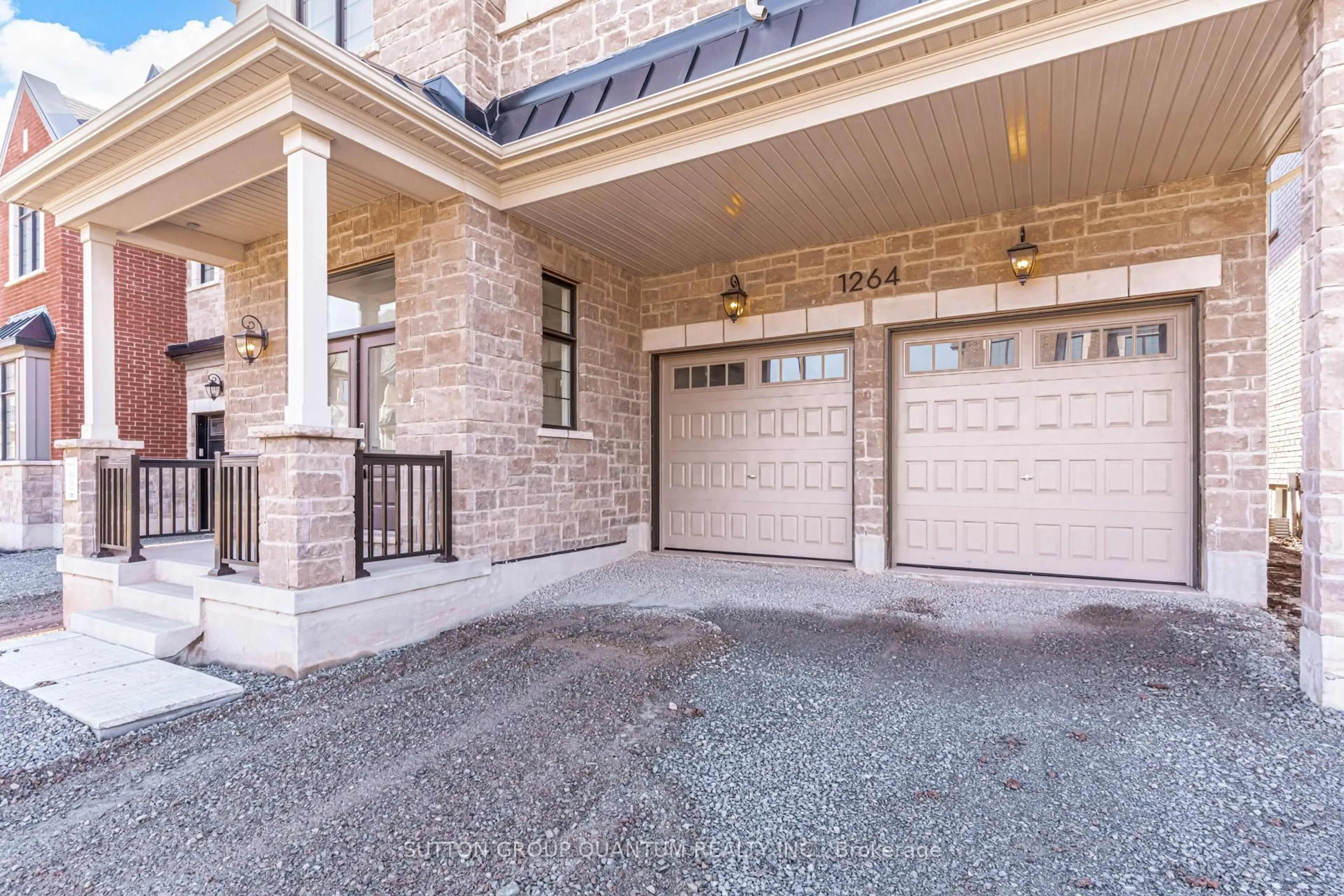 Indoor garage for 1264 Black Bear Tr, Oakville Ontario L6H 8B2