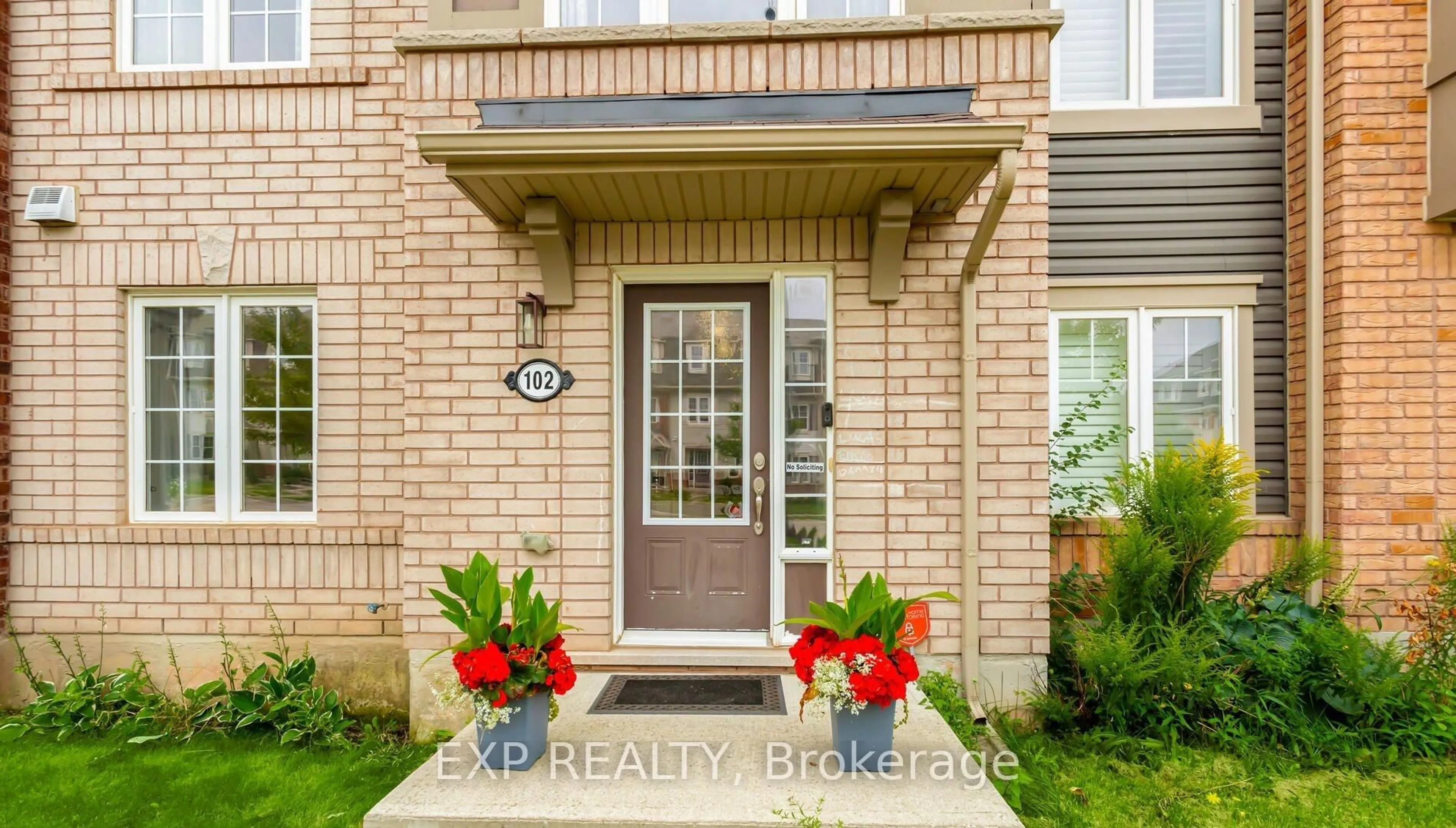 Indoor entryway for 102 Bleasdale Ave, Brampton Ontario L7A 0G2