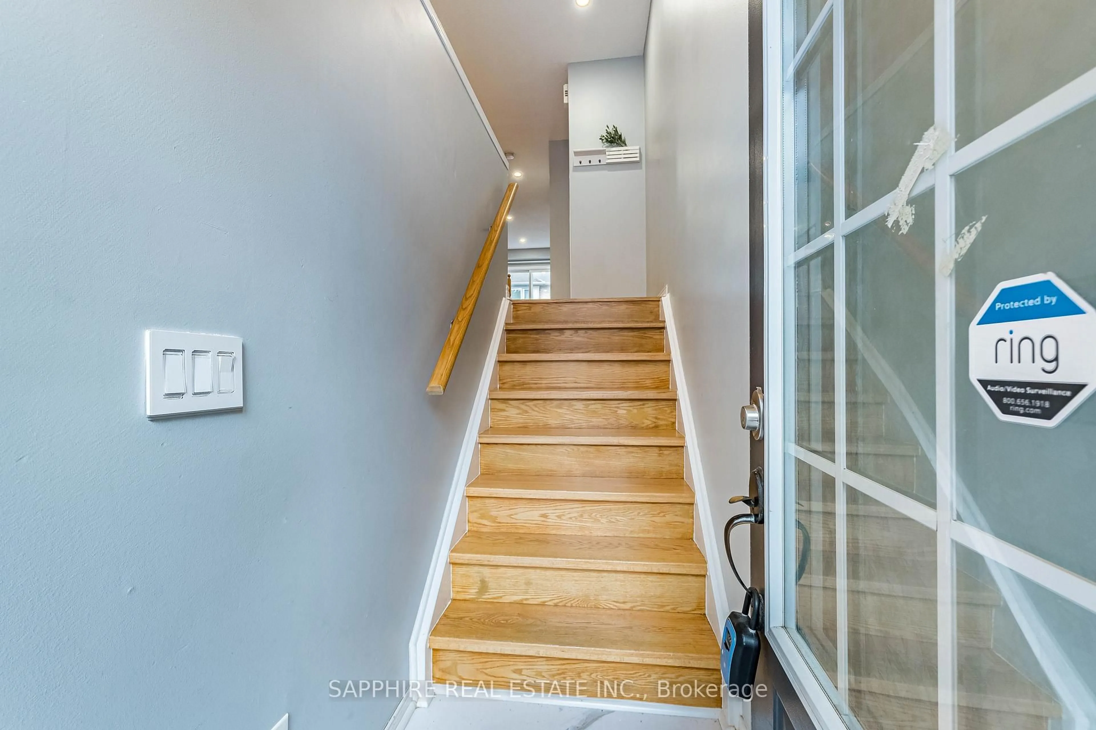 Indoor entryway for 3255 Redpath Circ, Mississauga Ontario L5N 8R3