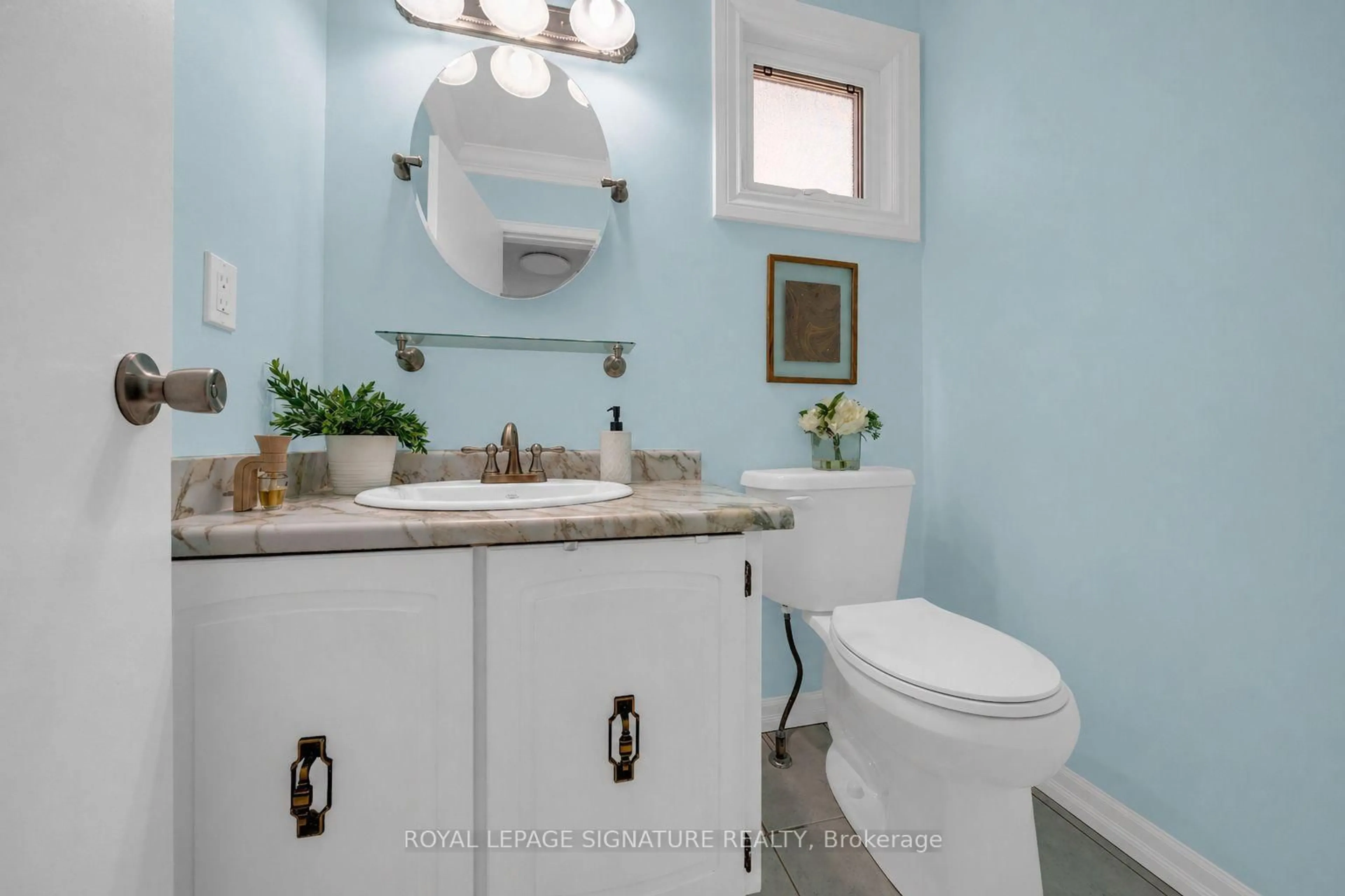 Standard bathroom, ceramic/tile floor for 3158 Harris Cres, Mississauga Ontario L5N 4Y5