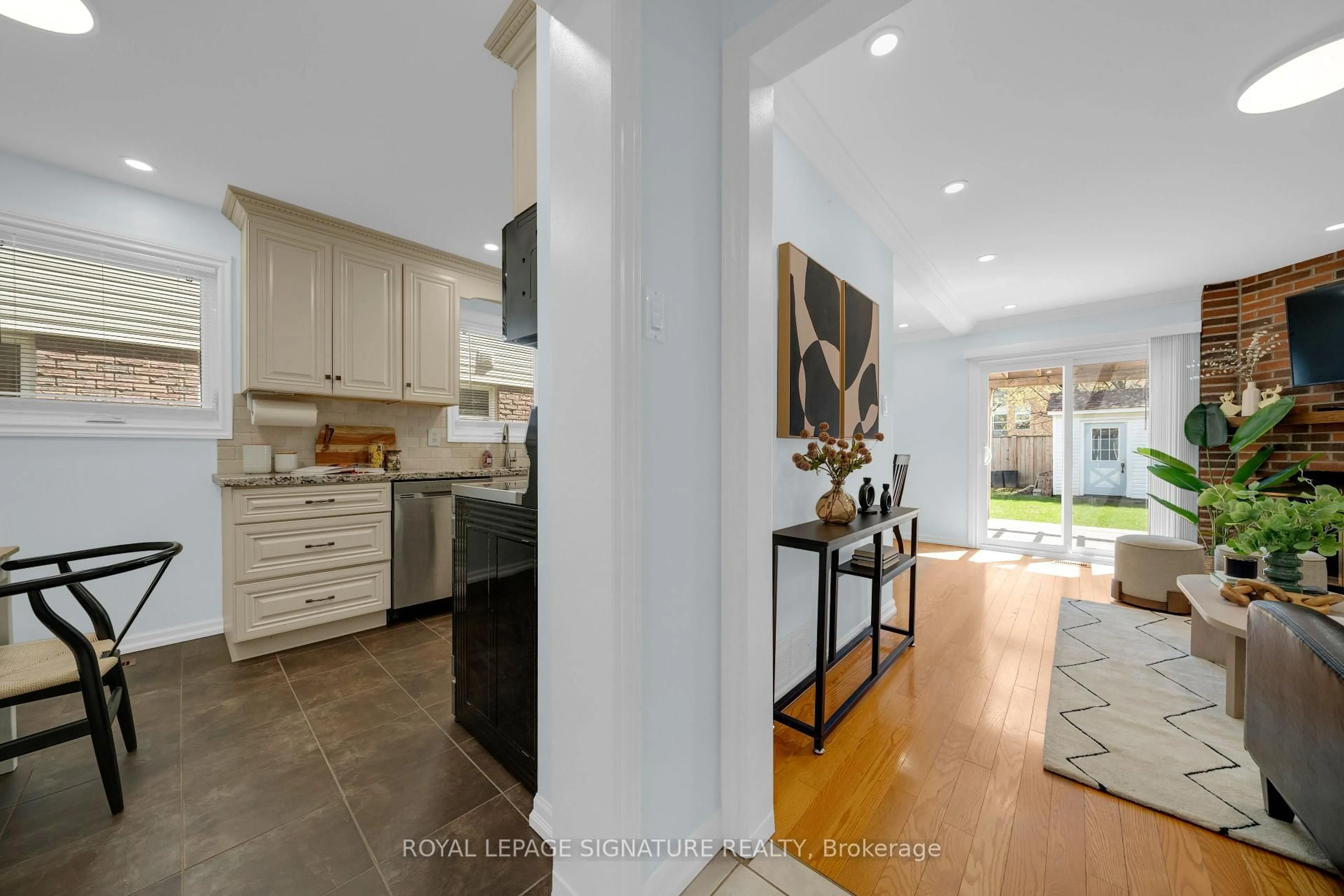 Open concept kitchen, ceramic/tile floor for 3158 Harris Cres, Mississauga Ontario L5N 4Y5