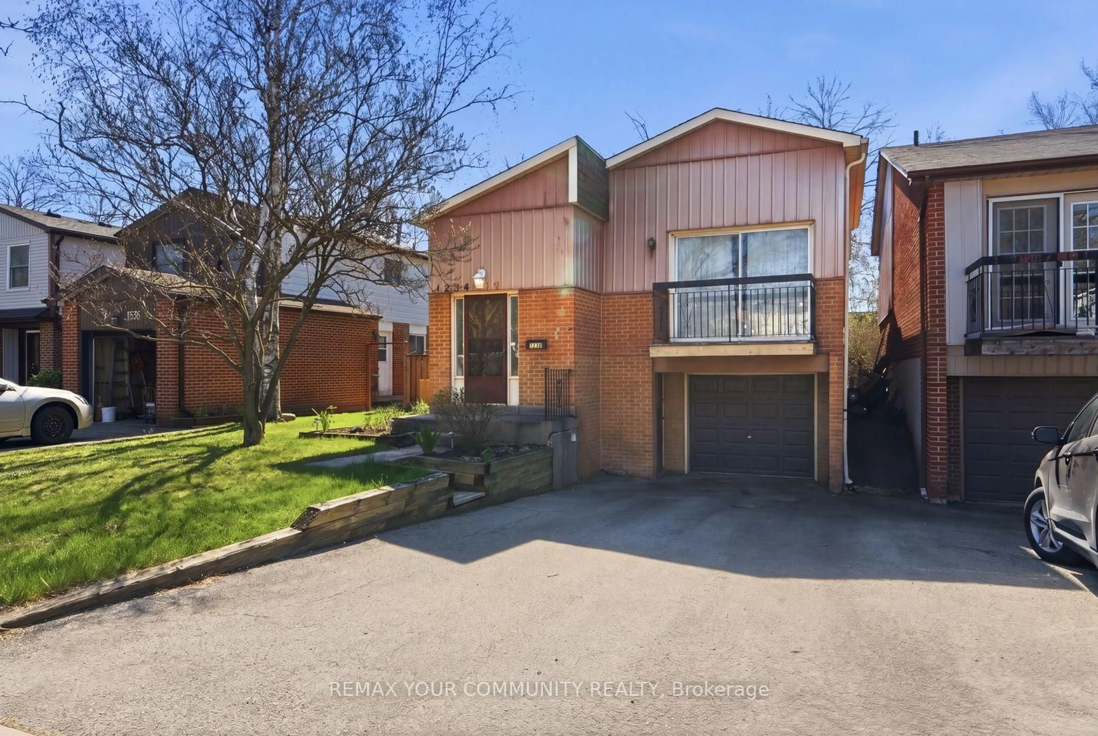 A pic from outside/outdoor area/front of a property/back of a property/a pic from drone, street for 1238 Consort Cres, Burlington Ontario L7M 1J7