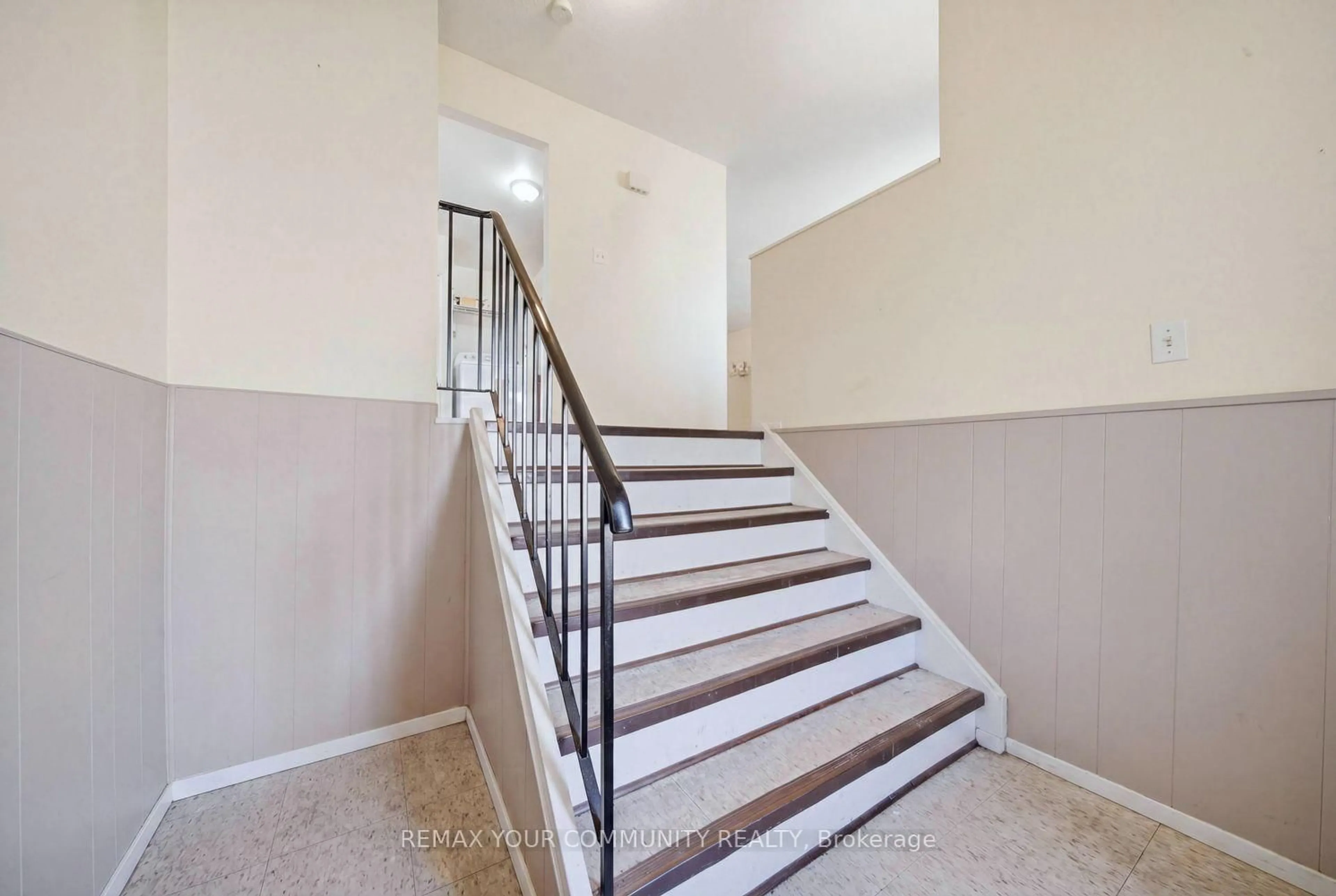 Stairs for 1238 Consort Cres, Burlington Ontario L7M 1J7