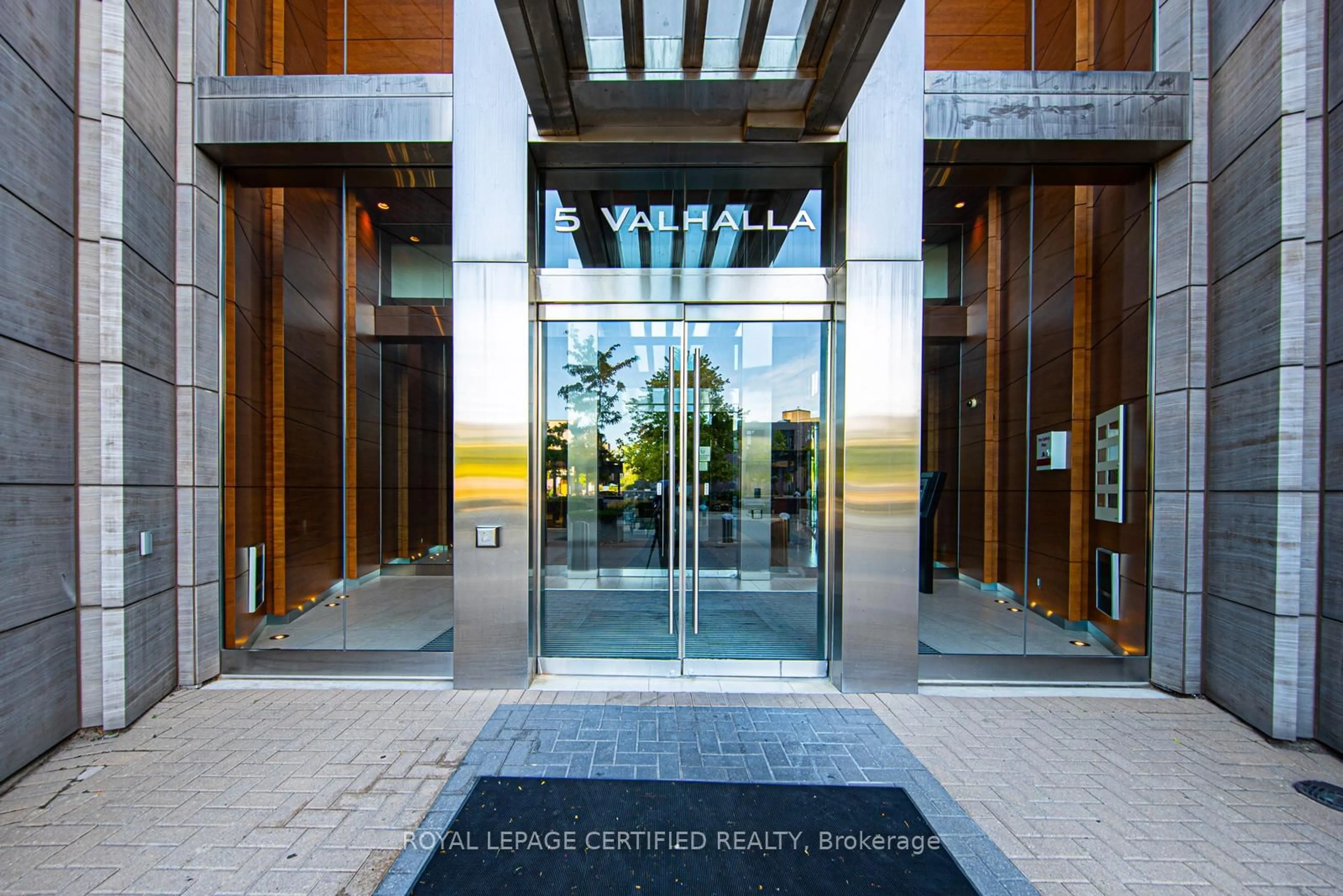 Indoor foyer for 5 Valhalla Inn Rd #809, Toronto Ontario M9B 0B1