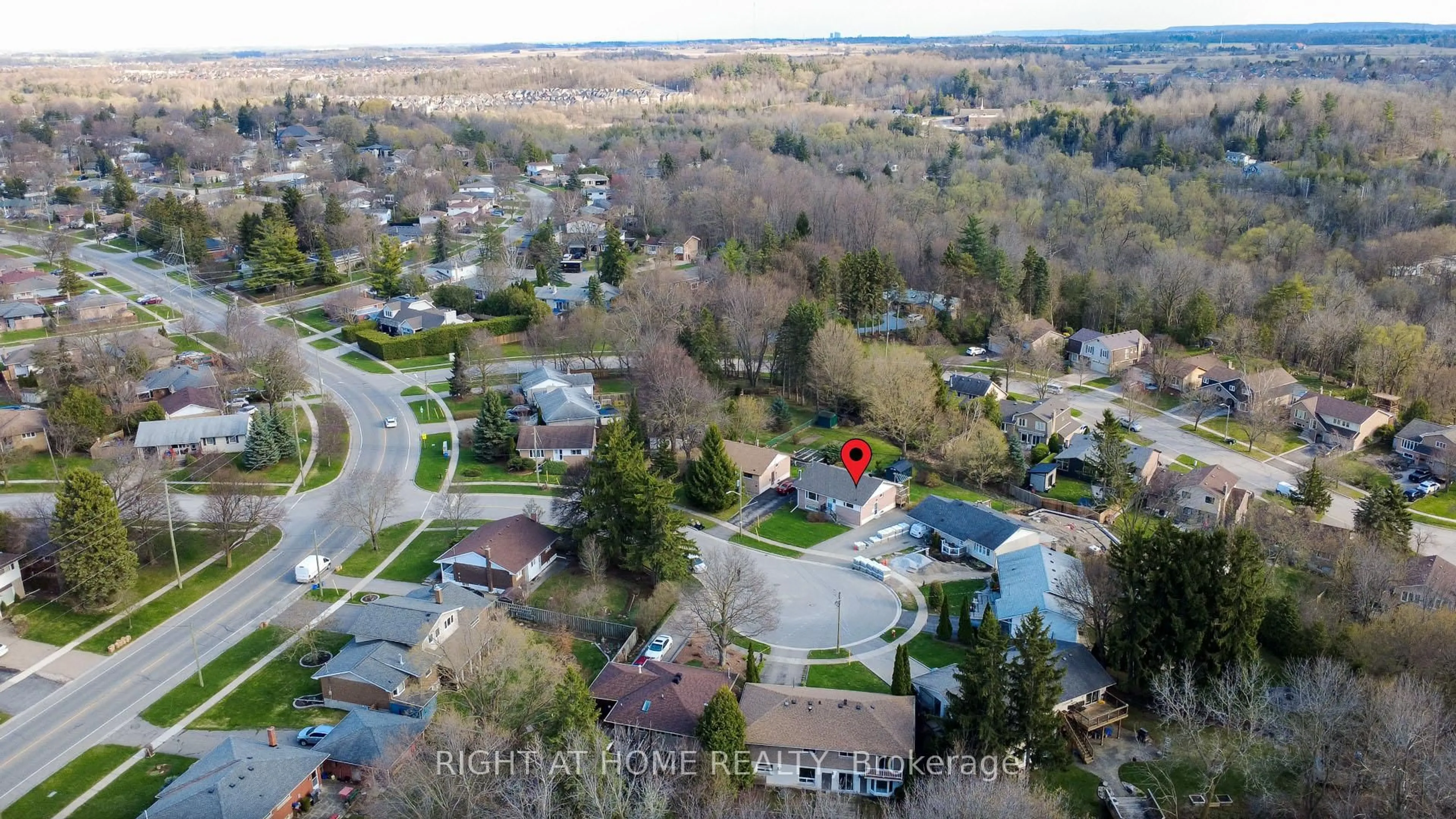 A pic from outside/outdoor area/front of a property/back of a property/a pic from drone, street for 7 Lane Crt, Halton Hills Ontario L7G 1S4