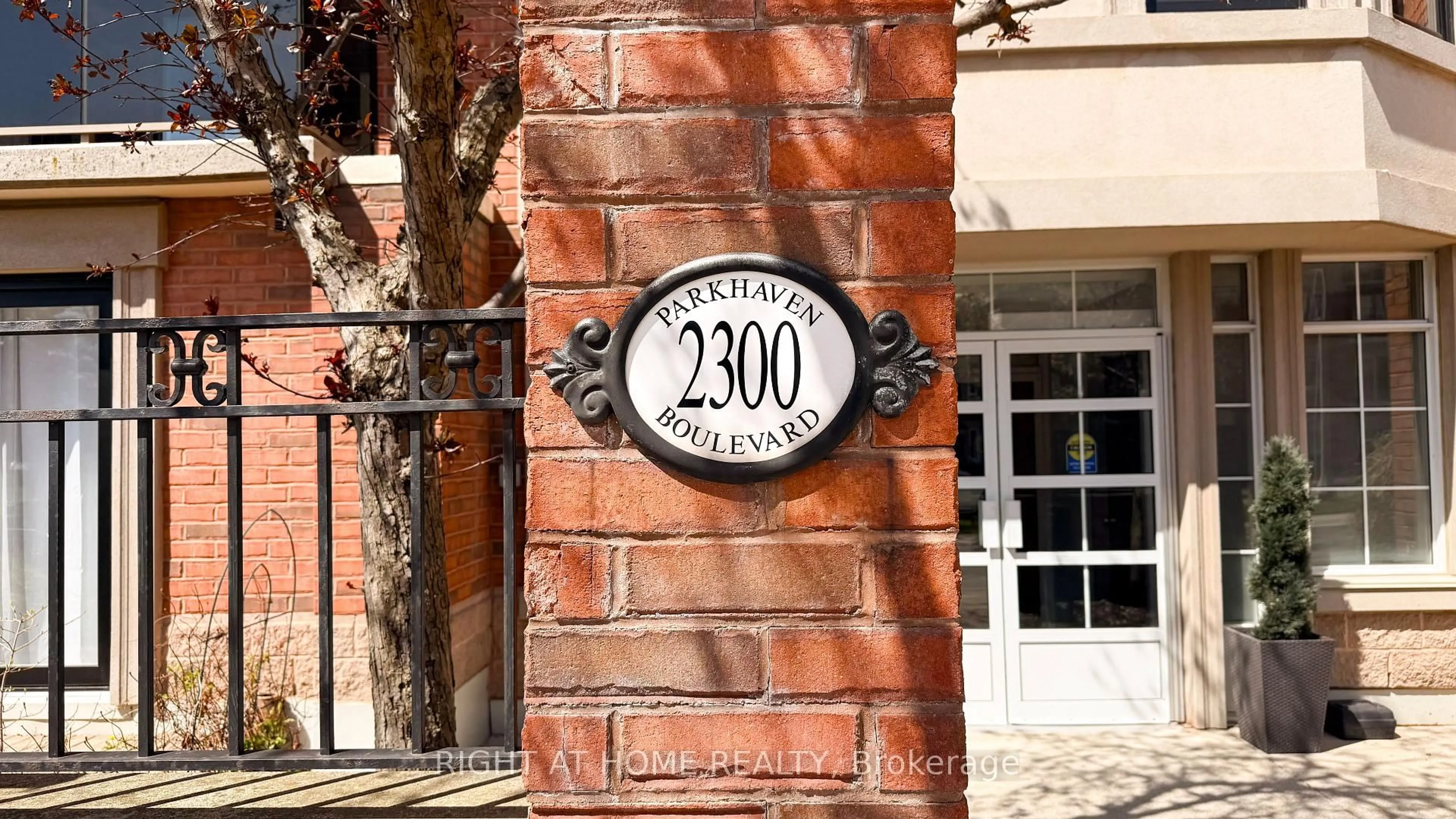 Indoor entryway for 2300 Parkhaven Blvd #308, Oakville Ontario L6H 6V9