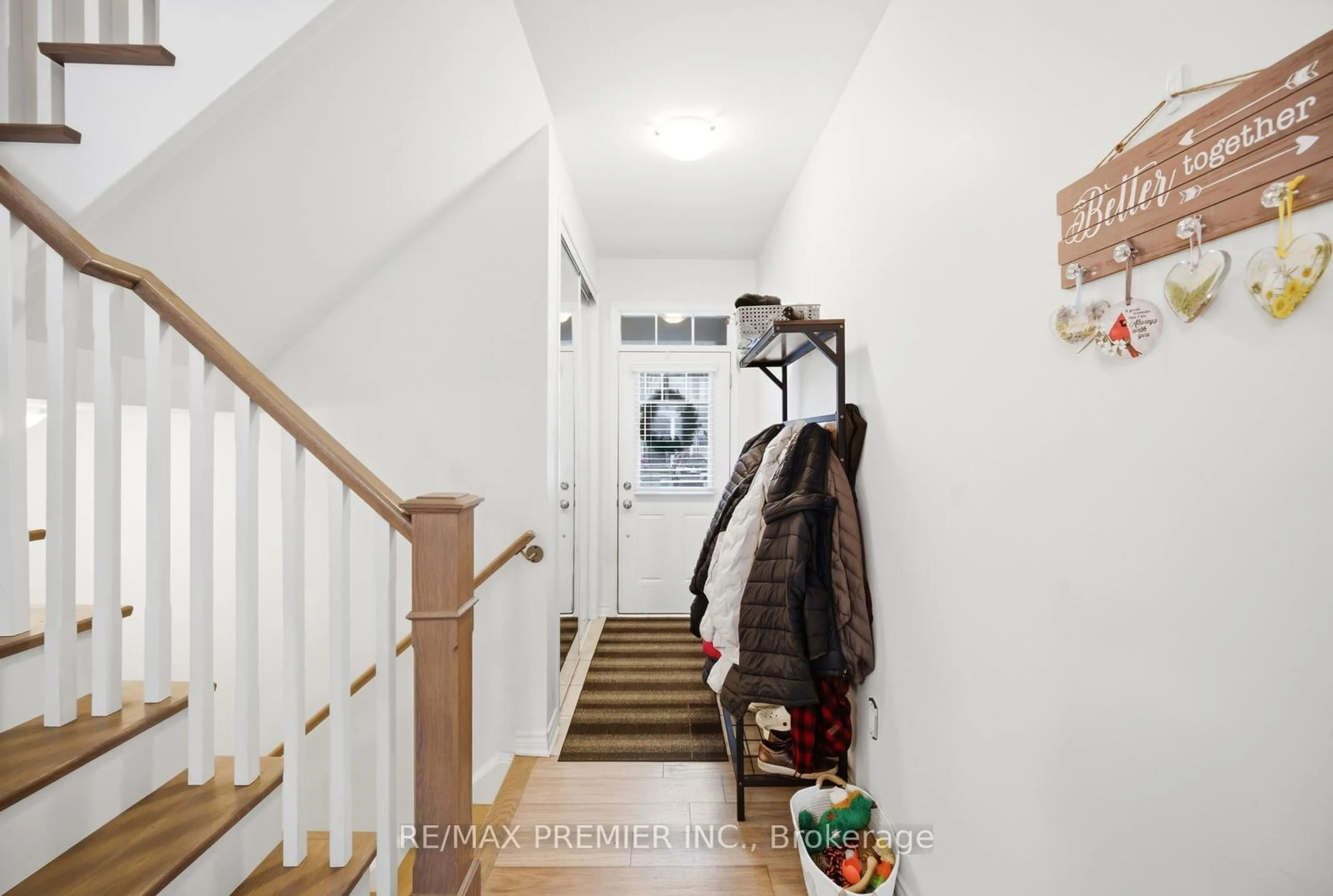 Indoor entryway for 931 Penson Cres, Milton Ontario L9T 8Z7