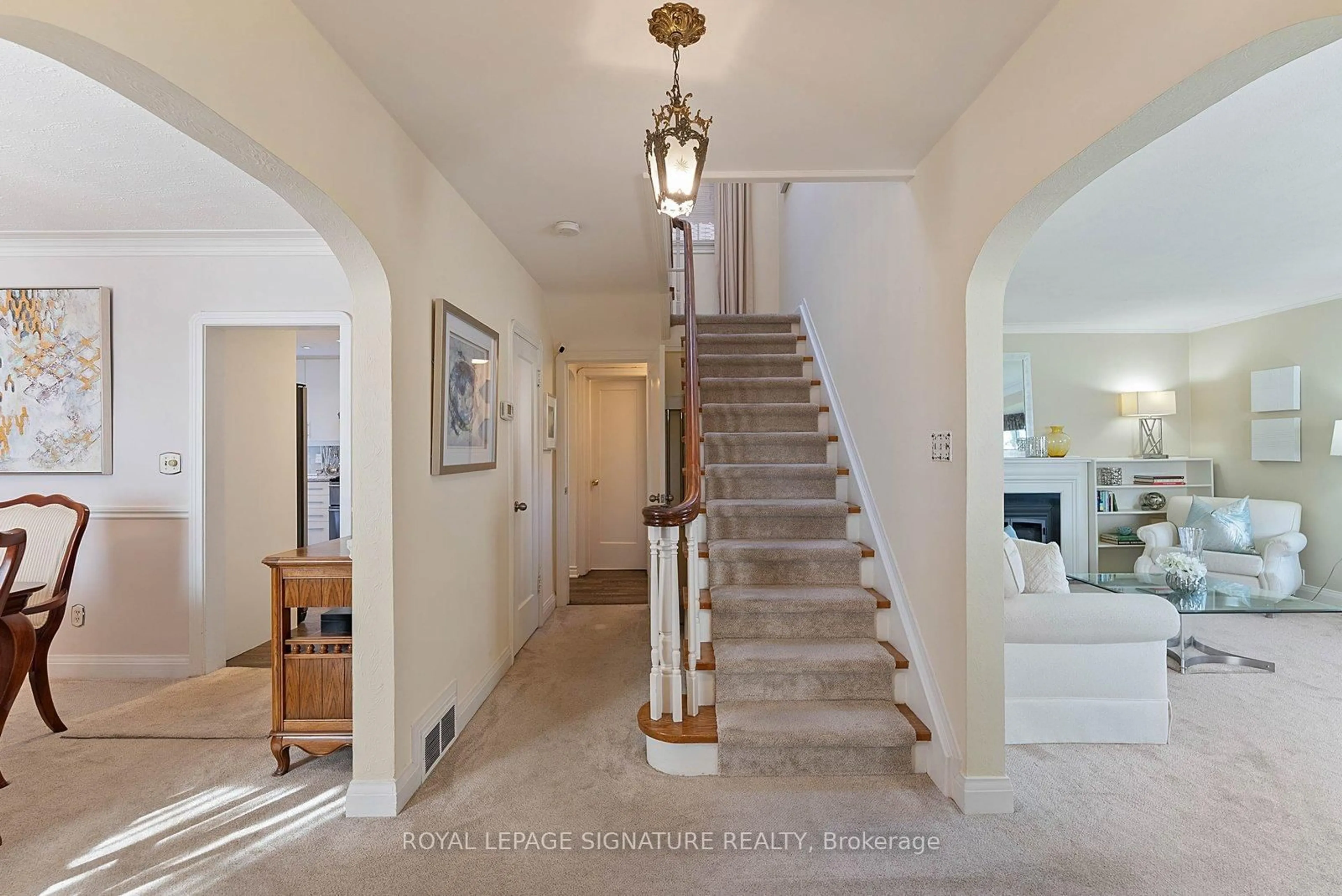 Indoor foyer for 994 Royal York Rd, Toronto Ontario M8X 2G1