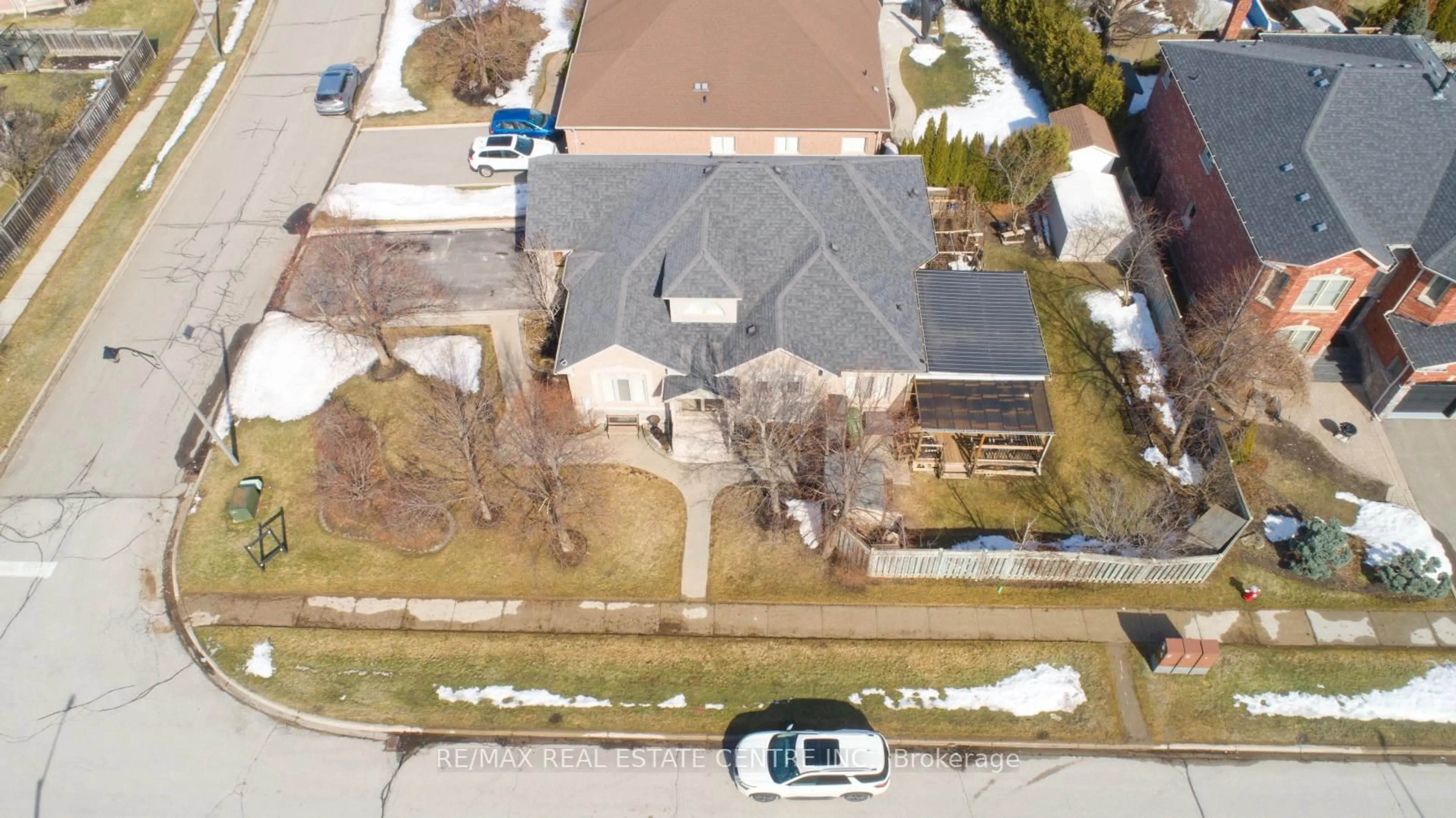 A pic from outside/outdoor area/front of a property/back of a property/a pic from drone, street for 1 Kirkwood Cres, Caledon Ontario L7C 1A5