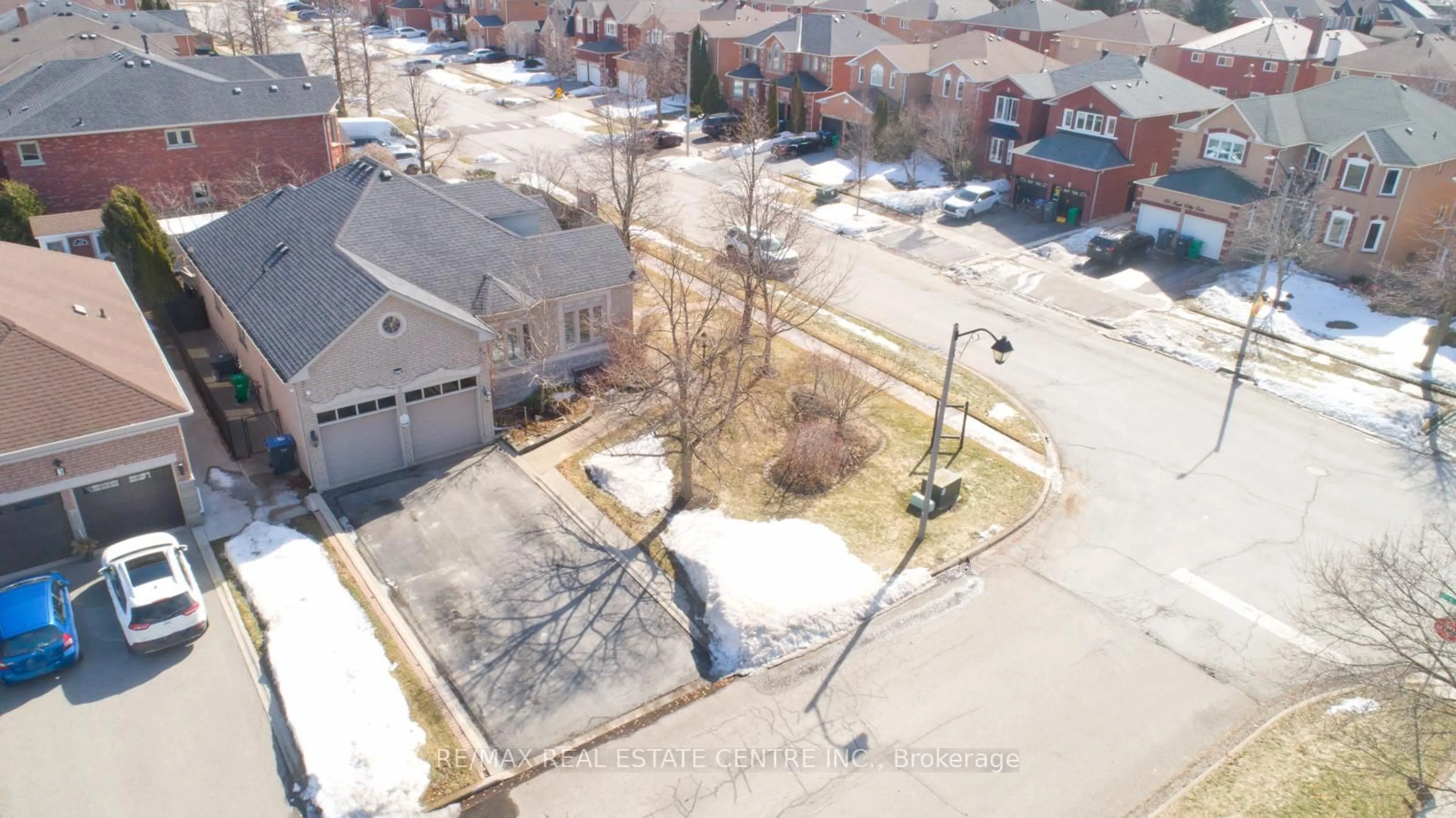 A pic from outside/outdoor area/front of a property/back of a property/a pic from drone, street for 1 Kirkwood Cres, Caledon Ontario L7C 1A5