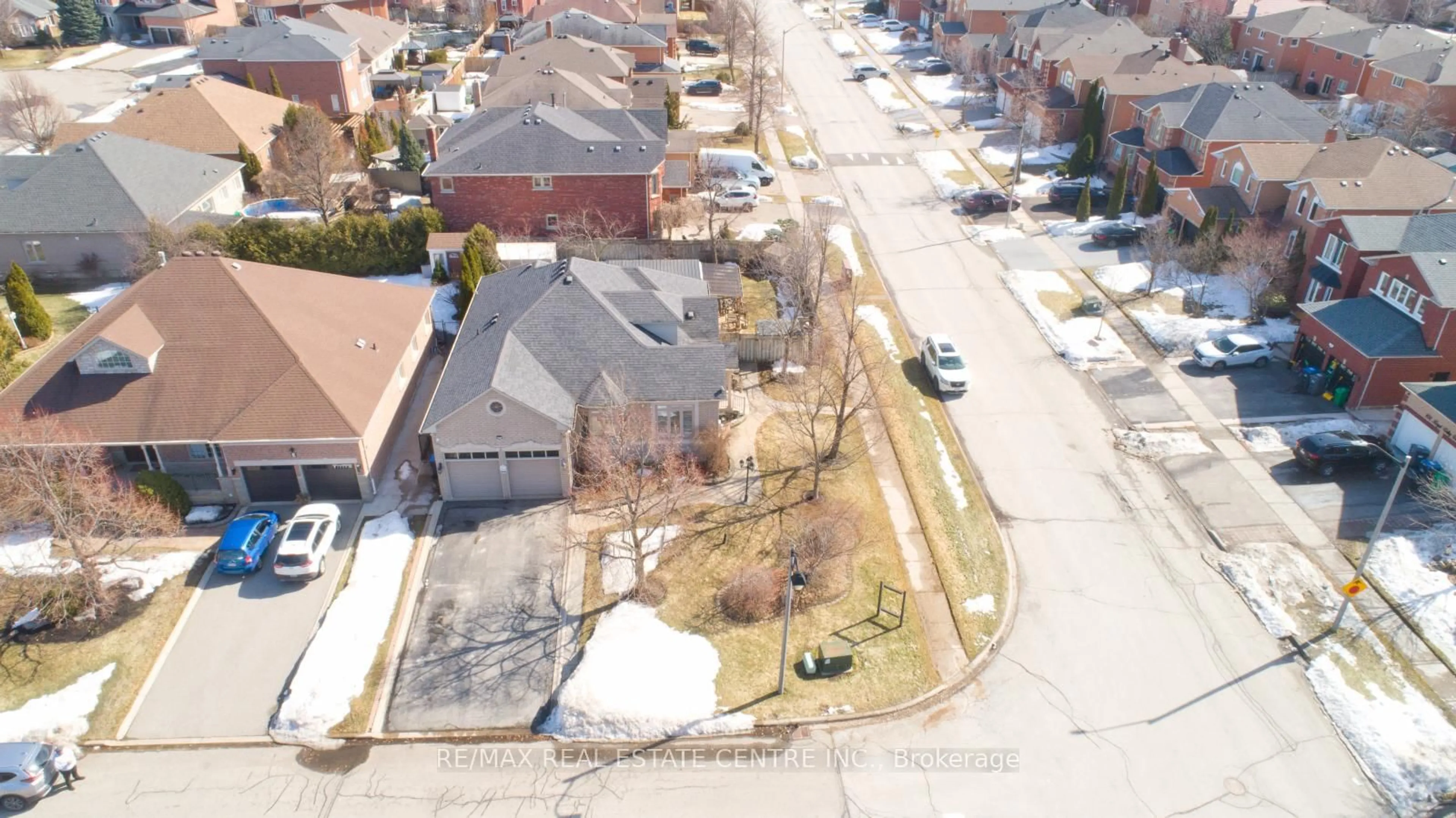 A pic from outside/outdoor area/front of a property/back of a property/a pic from drone, street for 1 Kirkwood Cres, Caledon Ontario L7C 1A5