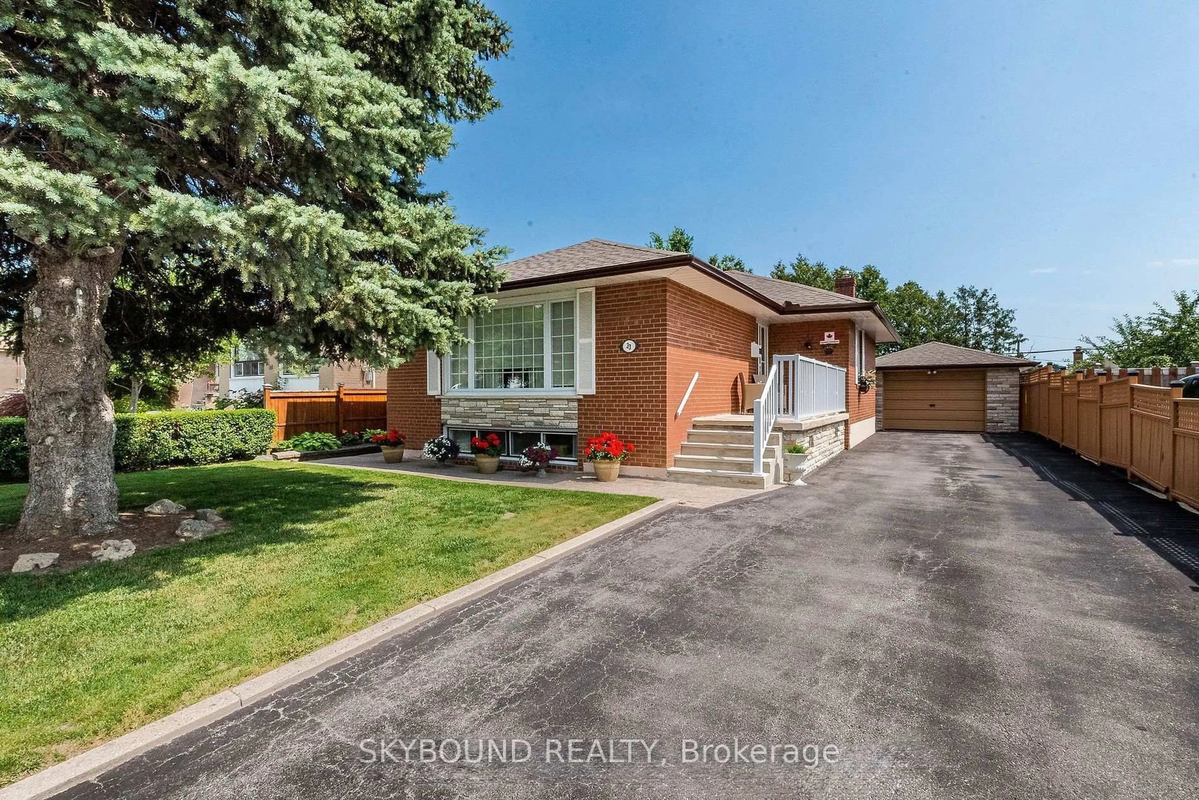 A pic from outside/outdoor area/front of a property/back of a property/a pic from drone, street for 33 Bradstock Rd, Toronto Ontario M9M 1M9