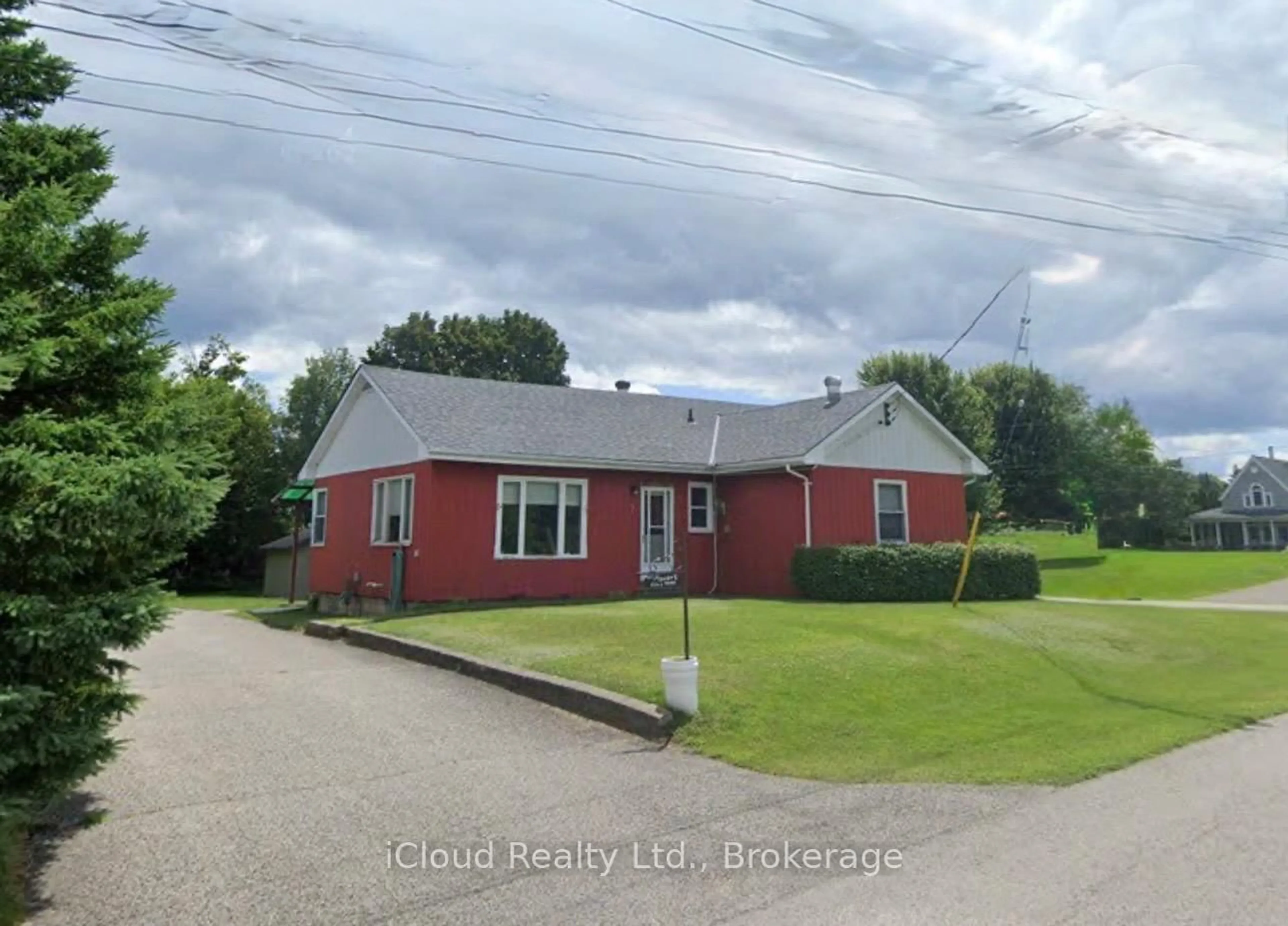 A pic from outside/outdoor area/front of a property/back of a property/a pic from drone, building for 7 King St, Caledon Ontario L7K 0C5