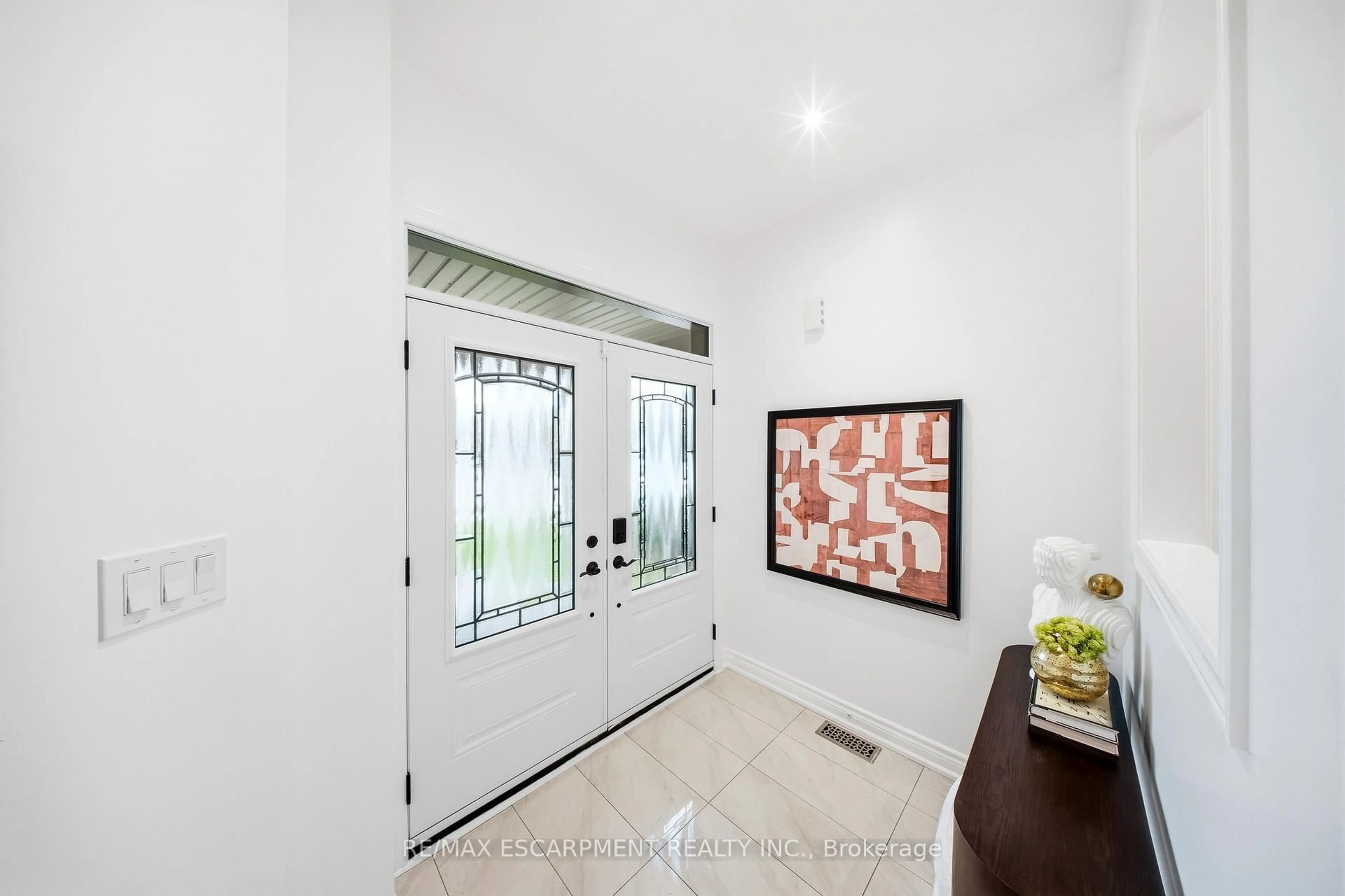 Indoor entryway for 3812 Lacman Tr, Mississauga Ontario L5M 6X8