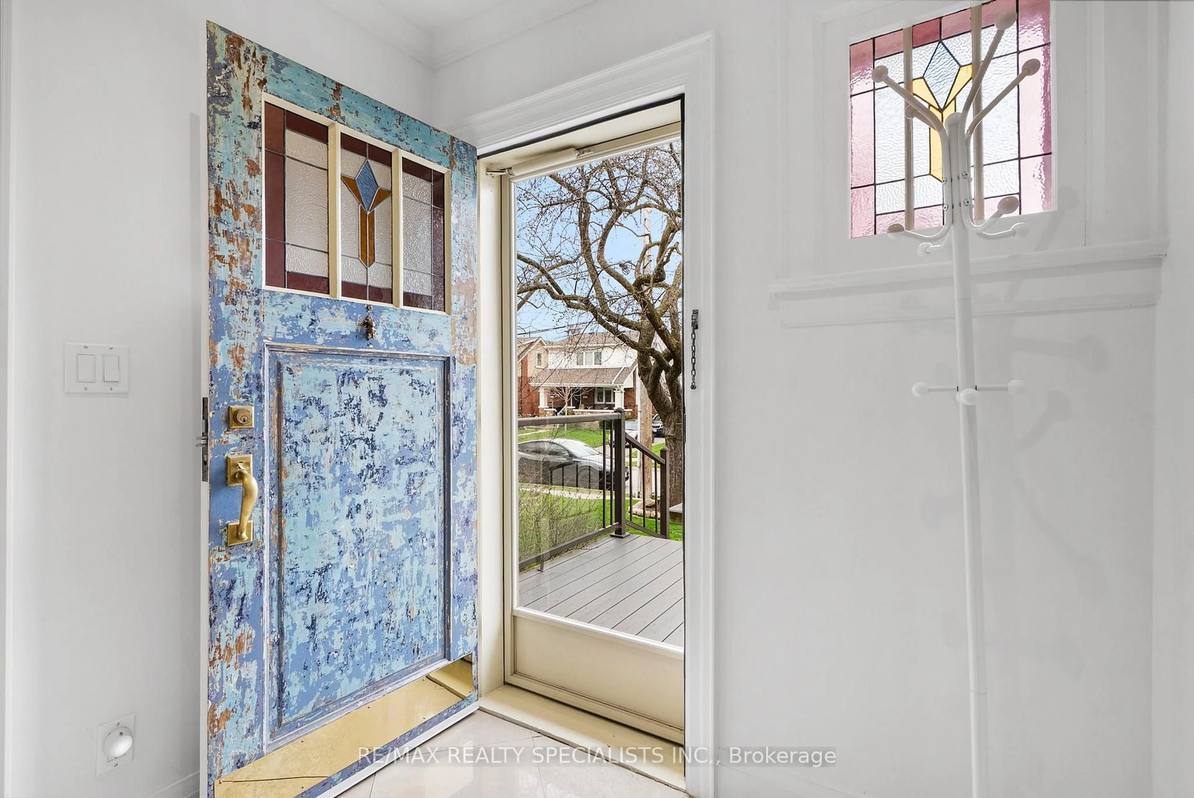 Indoor entryway for 18 Dartmouth Cres, Toronto Ontario M8V 1X1