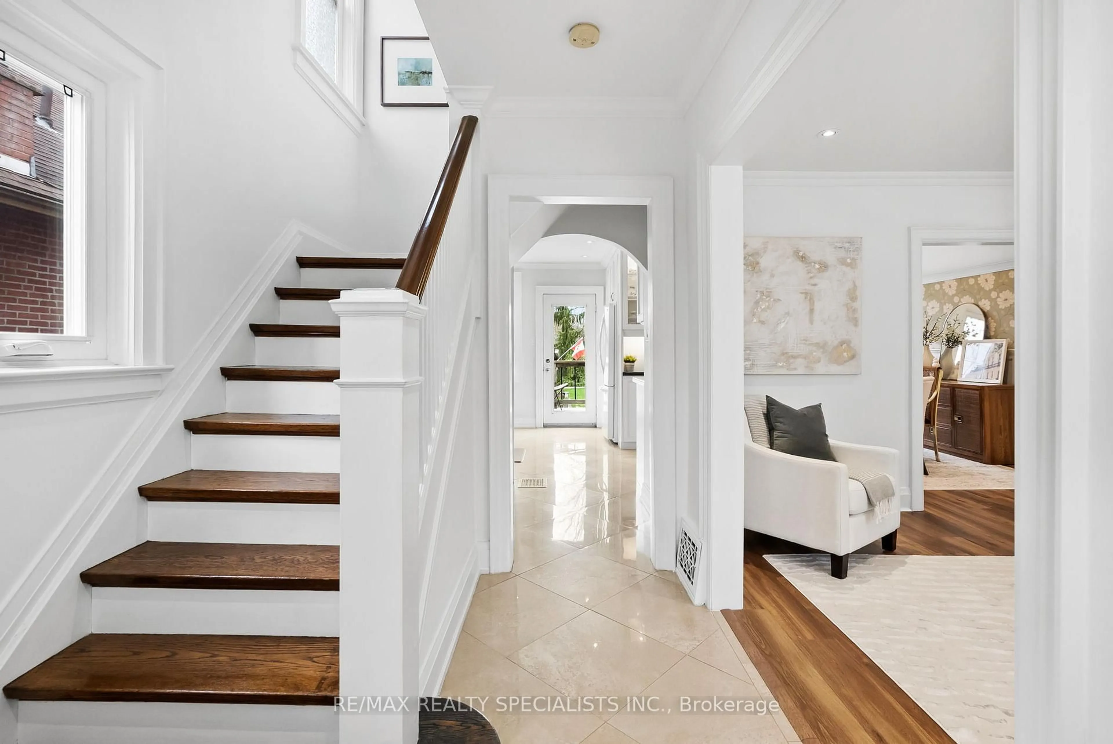 Indoor entryway for 18 Dartmouth Cres, Toronto Ontario M8V 1X1