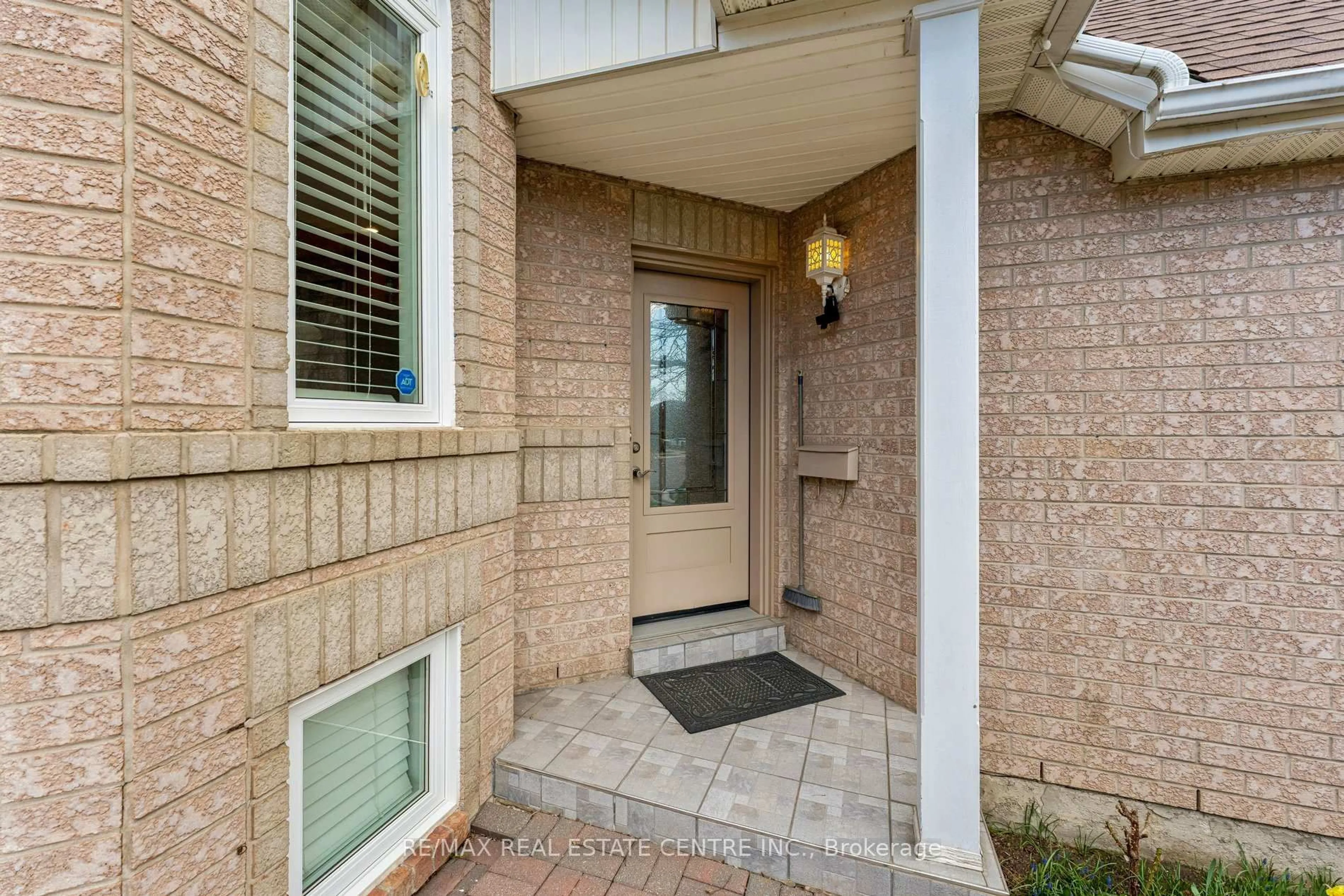 Indoor entryway for 80 Pebblestone Circ, Brampton Ontario L6X 4M8