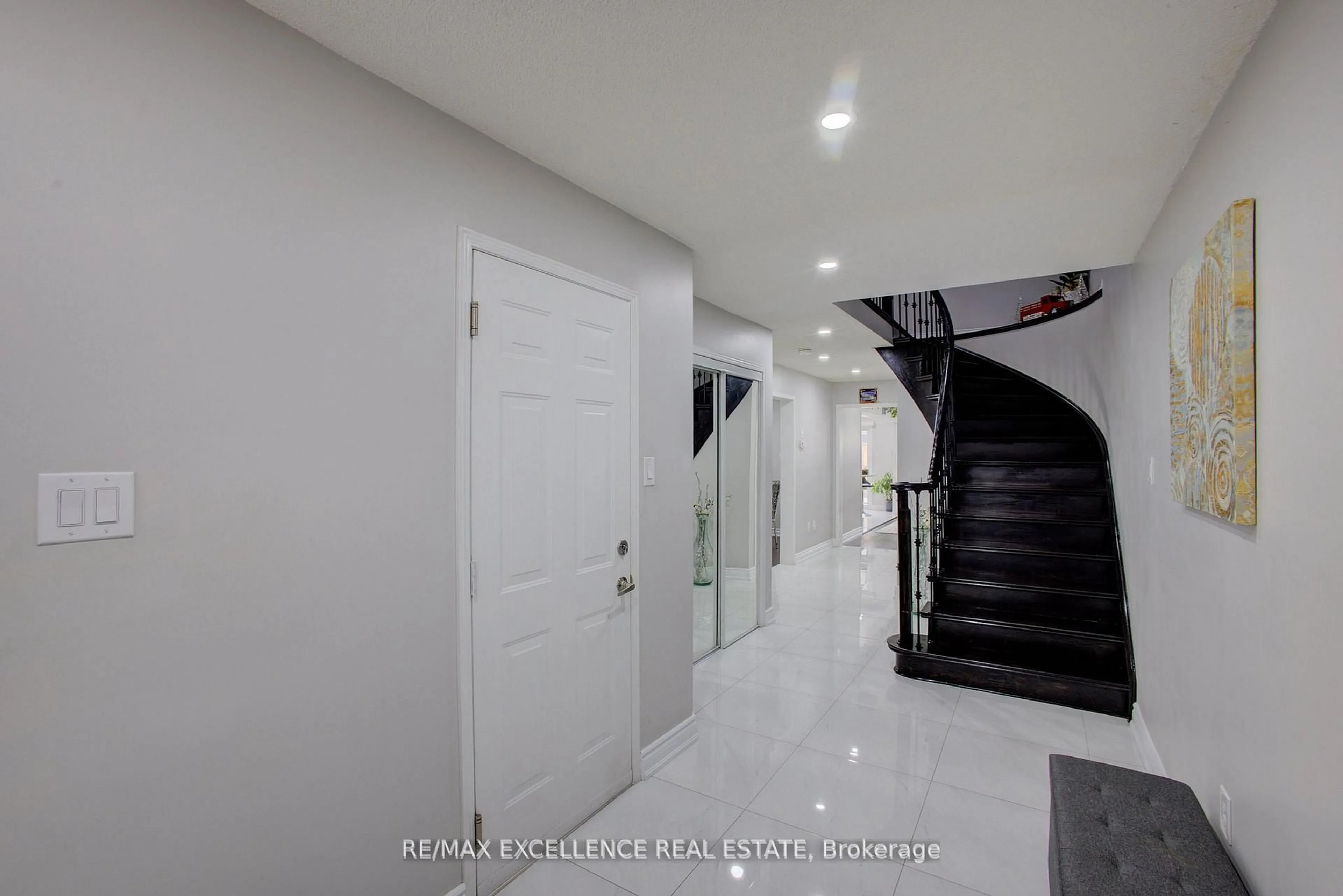 Indoor foyer for 5 Wildsky Rd, Brampton Ontario L6Y 5P6
