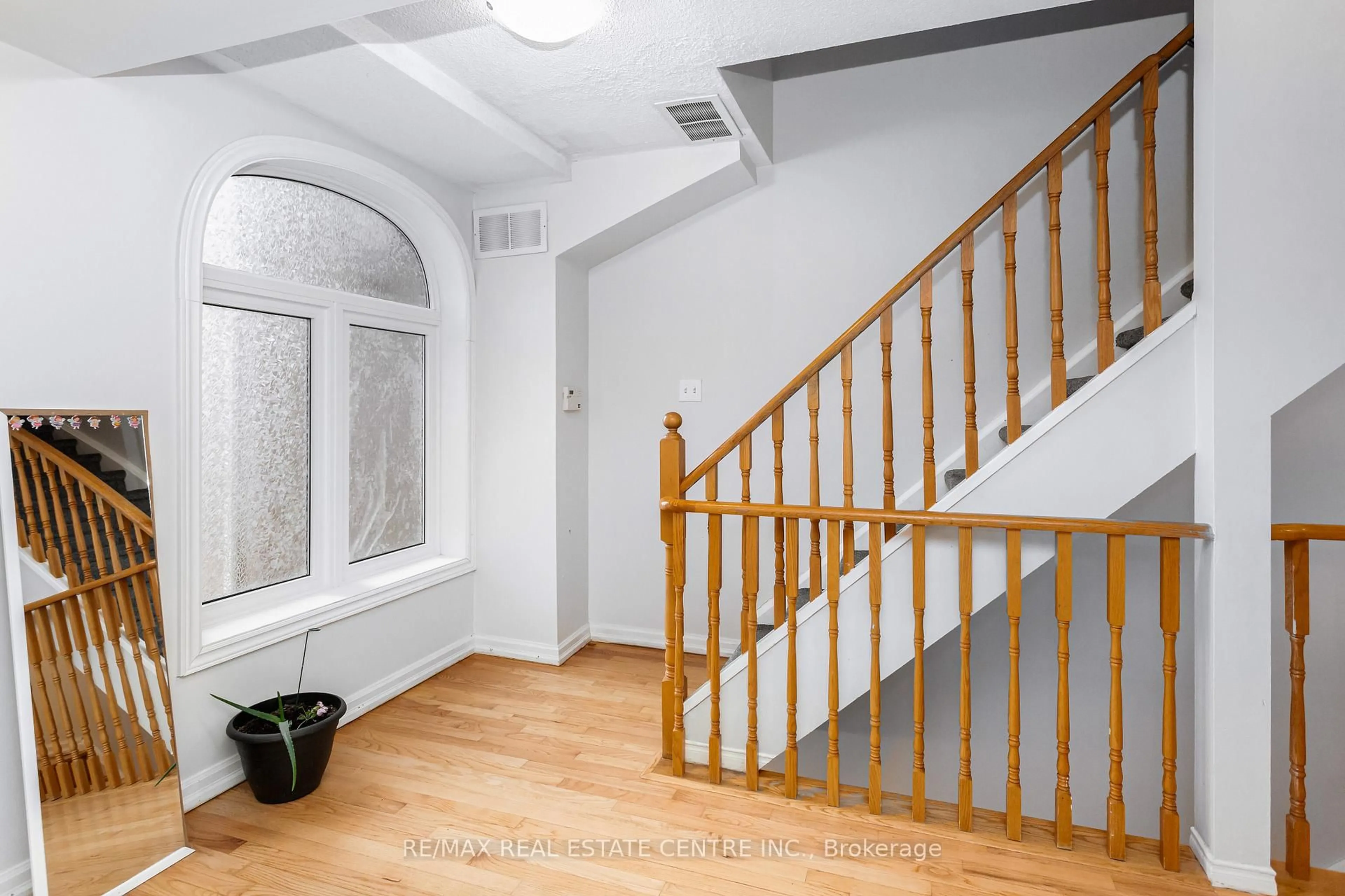 Indoor entryway for 45 Bristol Rd #68, Mississauga Ontario L4Z 3P5