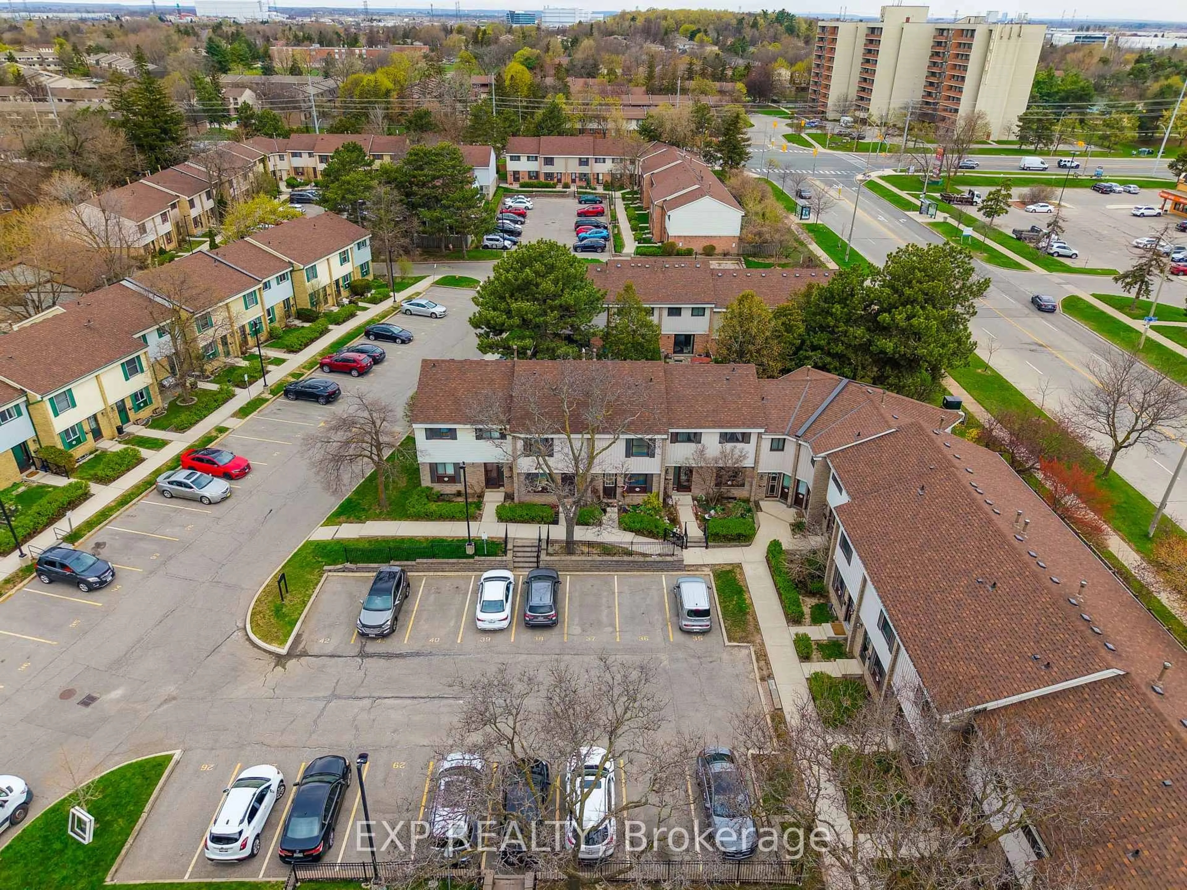 A pic from outside/outdoor area/front of a property/back of a property/a pic from drone, city buildings view from balcony for 2779 Gananoque Dr #40, Mississauga Ontario L5N 2E4
