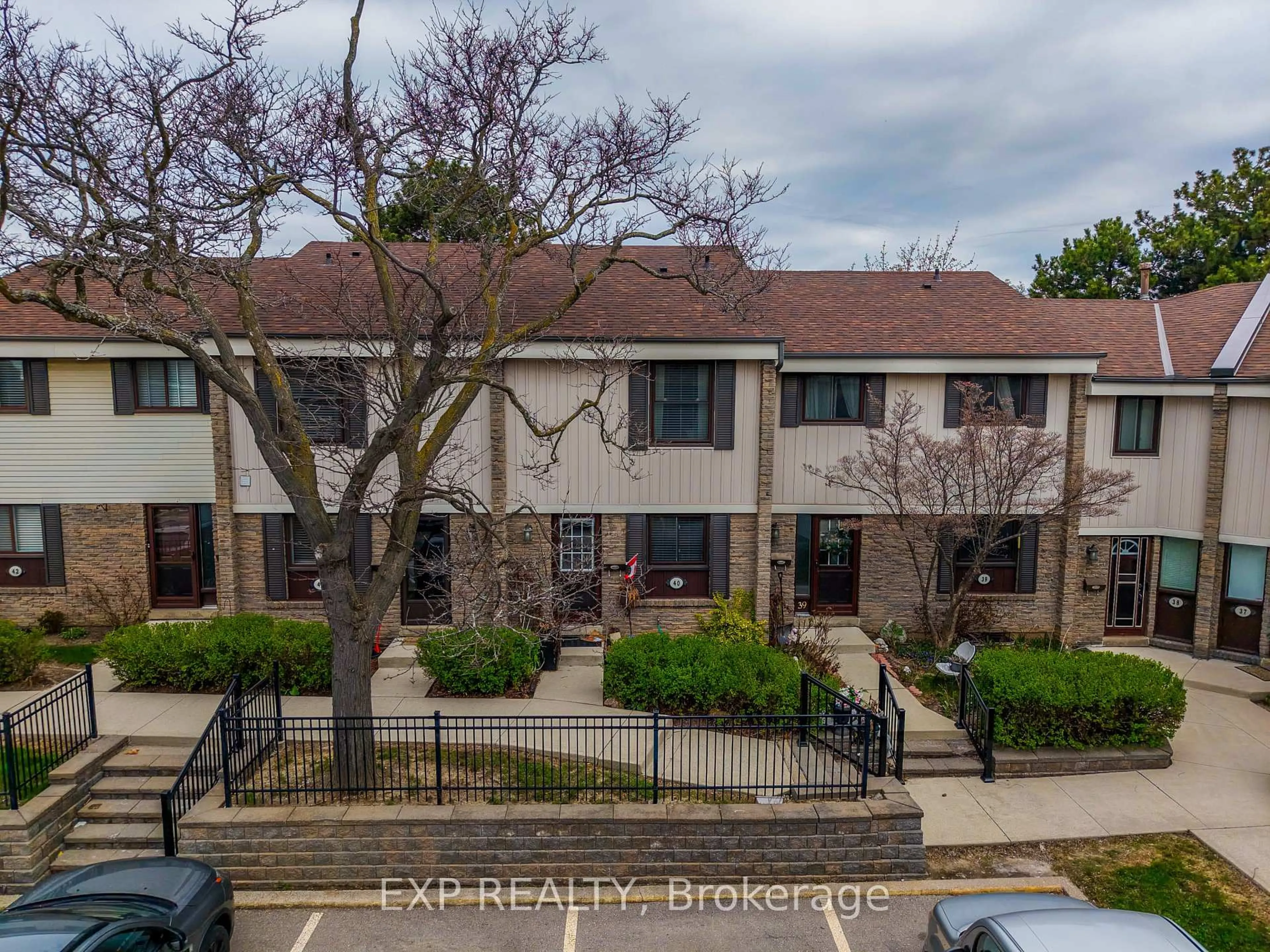 A pic from outside/outdoor area/front of a property/back of a property/a pic from drone, street for 2779 Gananoque Dr #40, Mississauga Ontario L5N 2E4