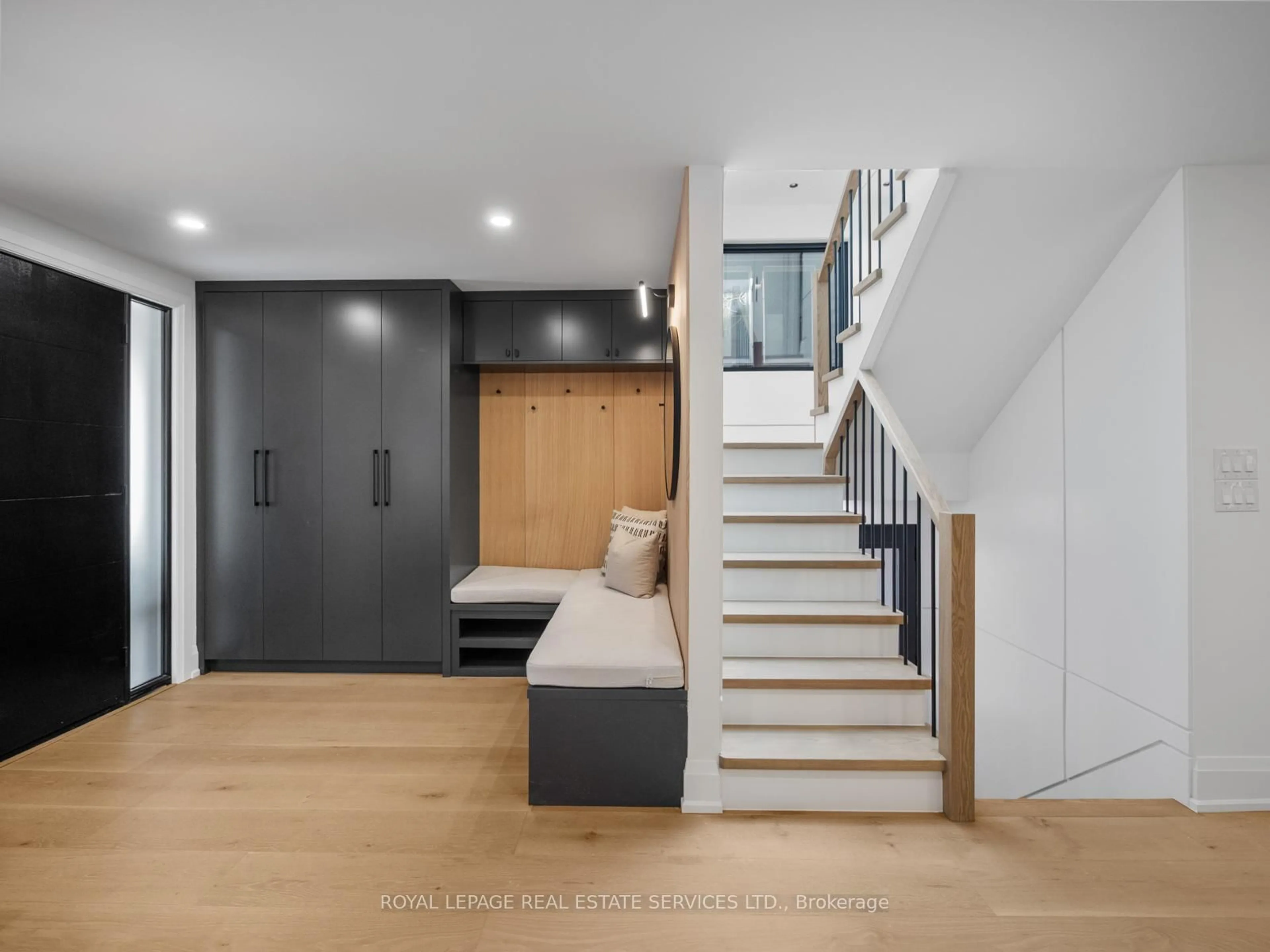 Indoor entryway for 313 Willard Ave, Toronto Ontario M6S 3R1