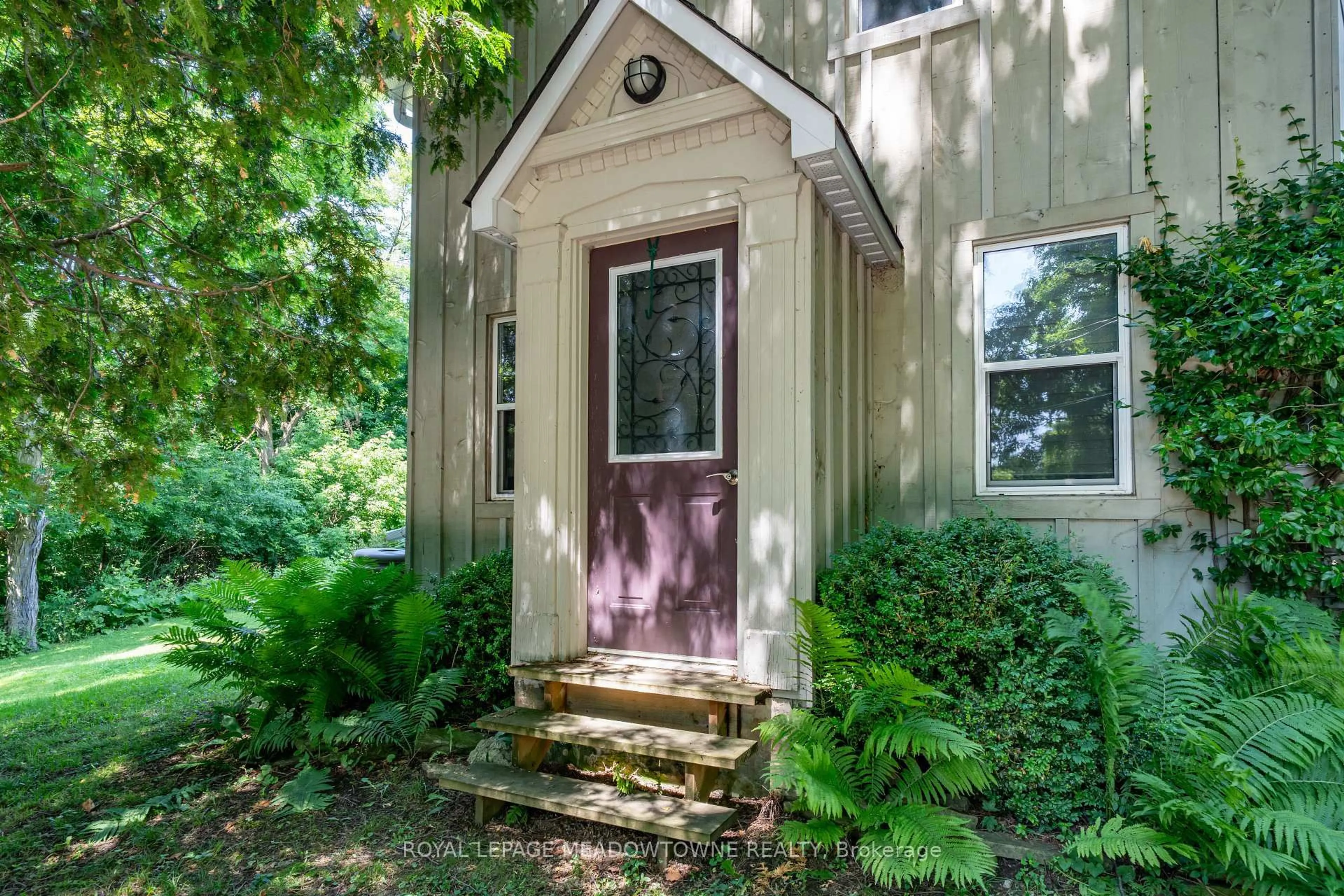 Indoor entryway for 12369 Elizabeth St, Halton Hills Ontario L0P 1H0