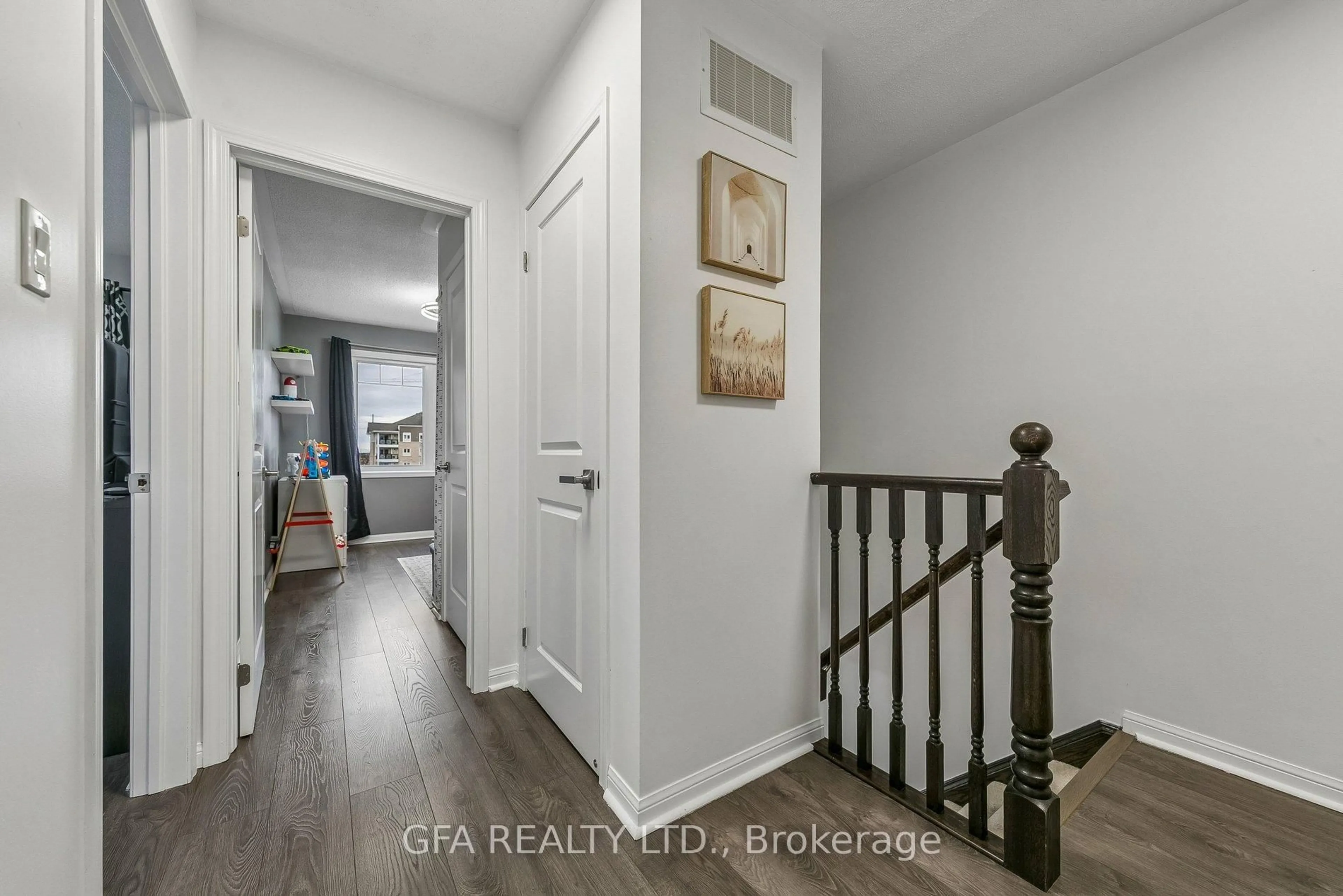 Indoor entryway for 937 Nadalin Hts, Milton Ontario L9T 8R2