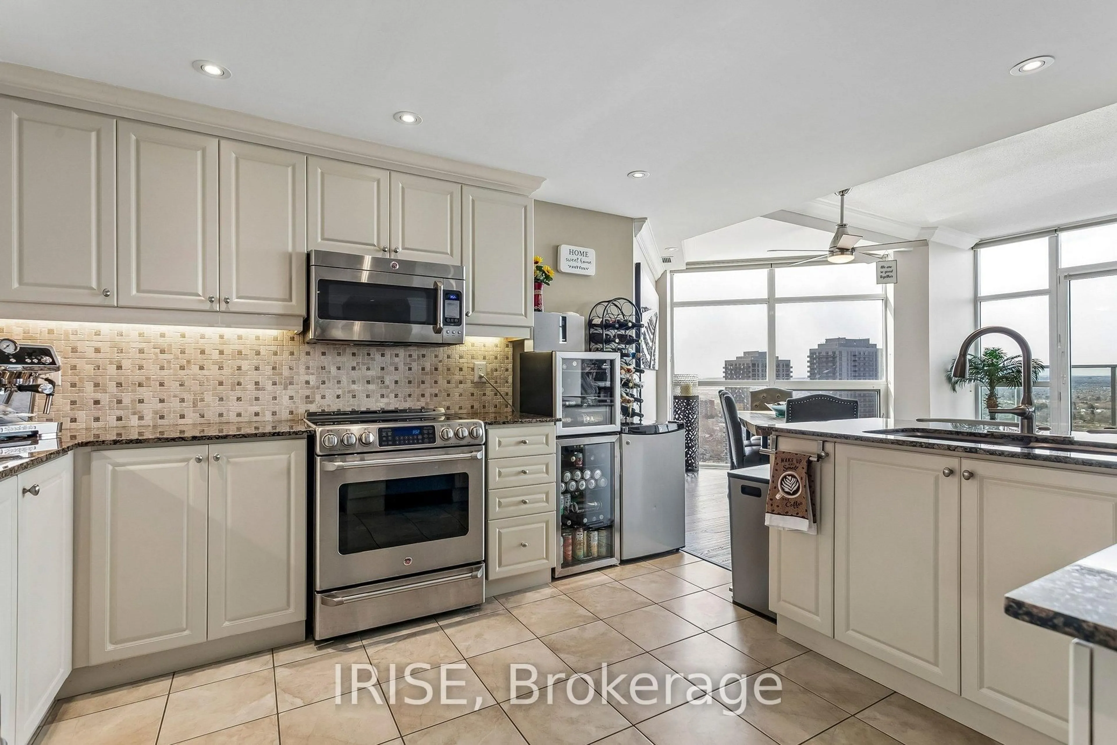 Open concept kitchen, ceramic/tile floor for 9 George St #PH01, Brampton Ontario L6Y 0T6