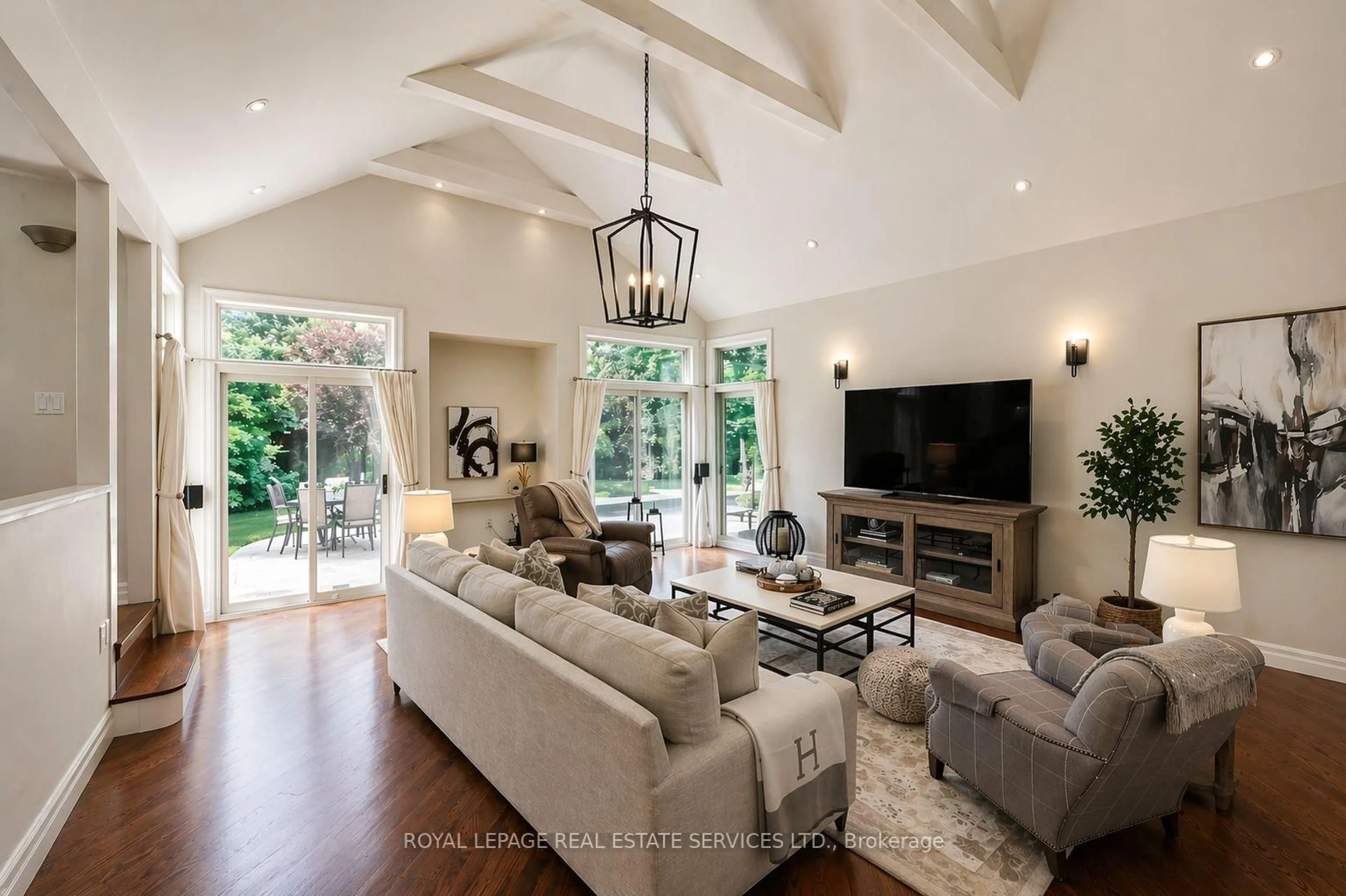 Living room with furniture, unknown for 1327 Sedgewick Cres, Oakville Ontario L6L 1X7