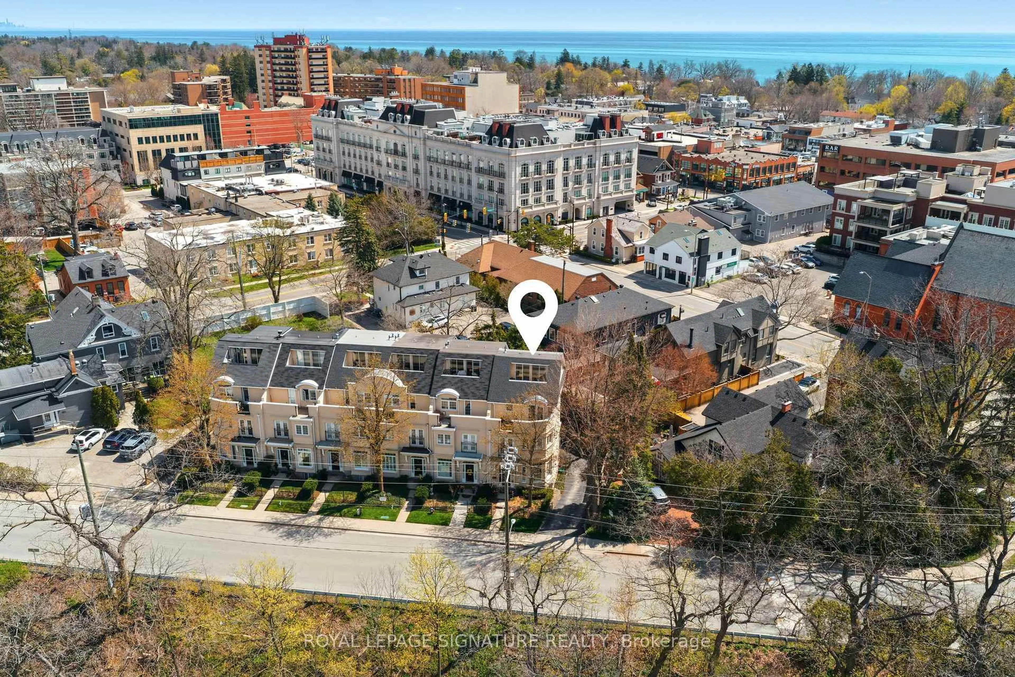 A pic from outside/outdoor area/front of a property/back of a property/a pic from drone, city buildings view from balcony for 153 Dunn St, Oakville Ontario L6J 3E4