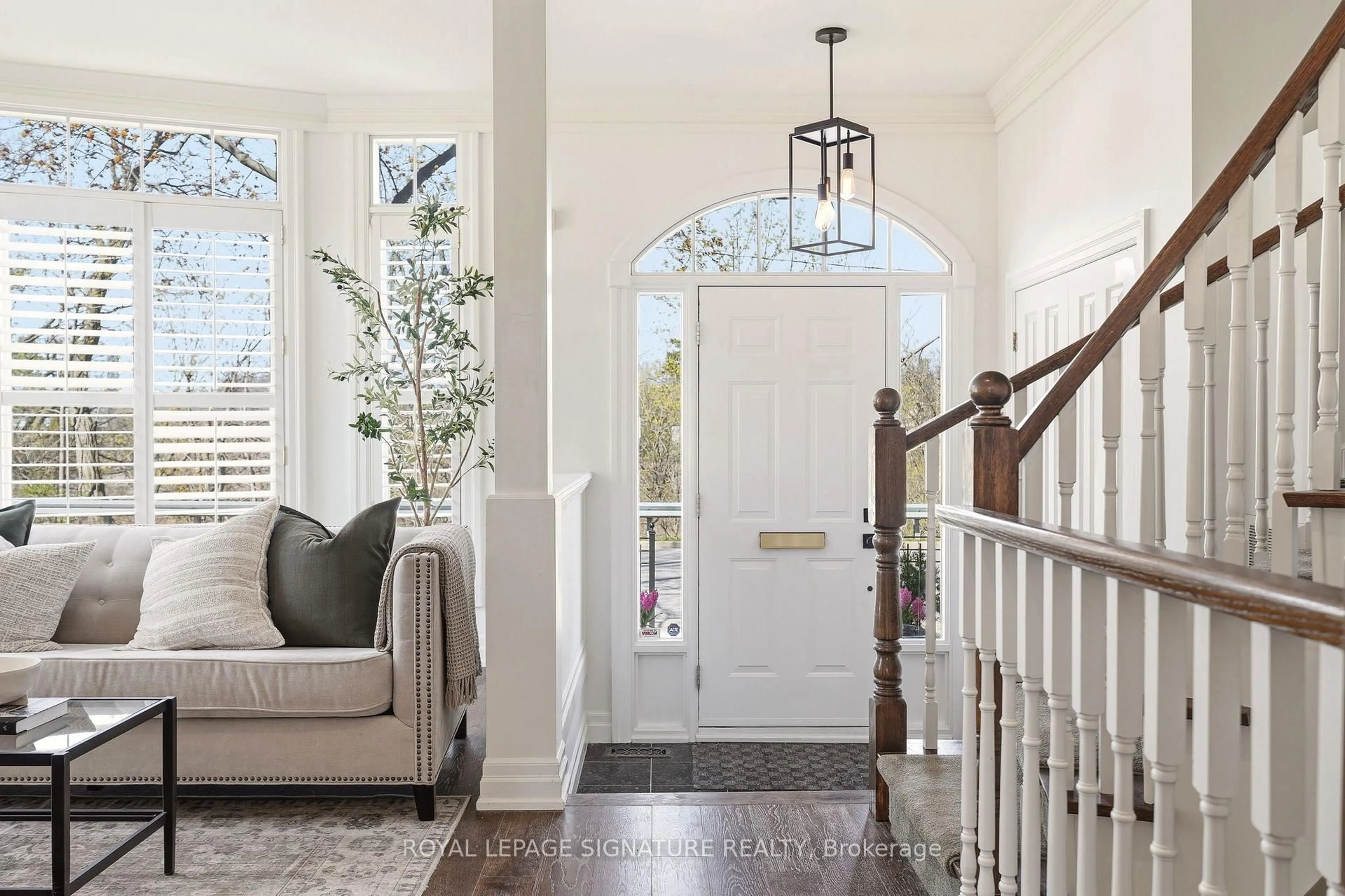 Indoor entryway for 153 Dunn St, Oakville Ontario L6J 3E4