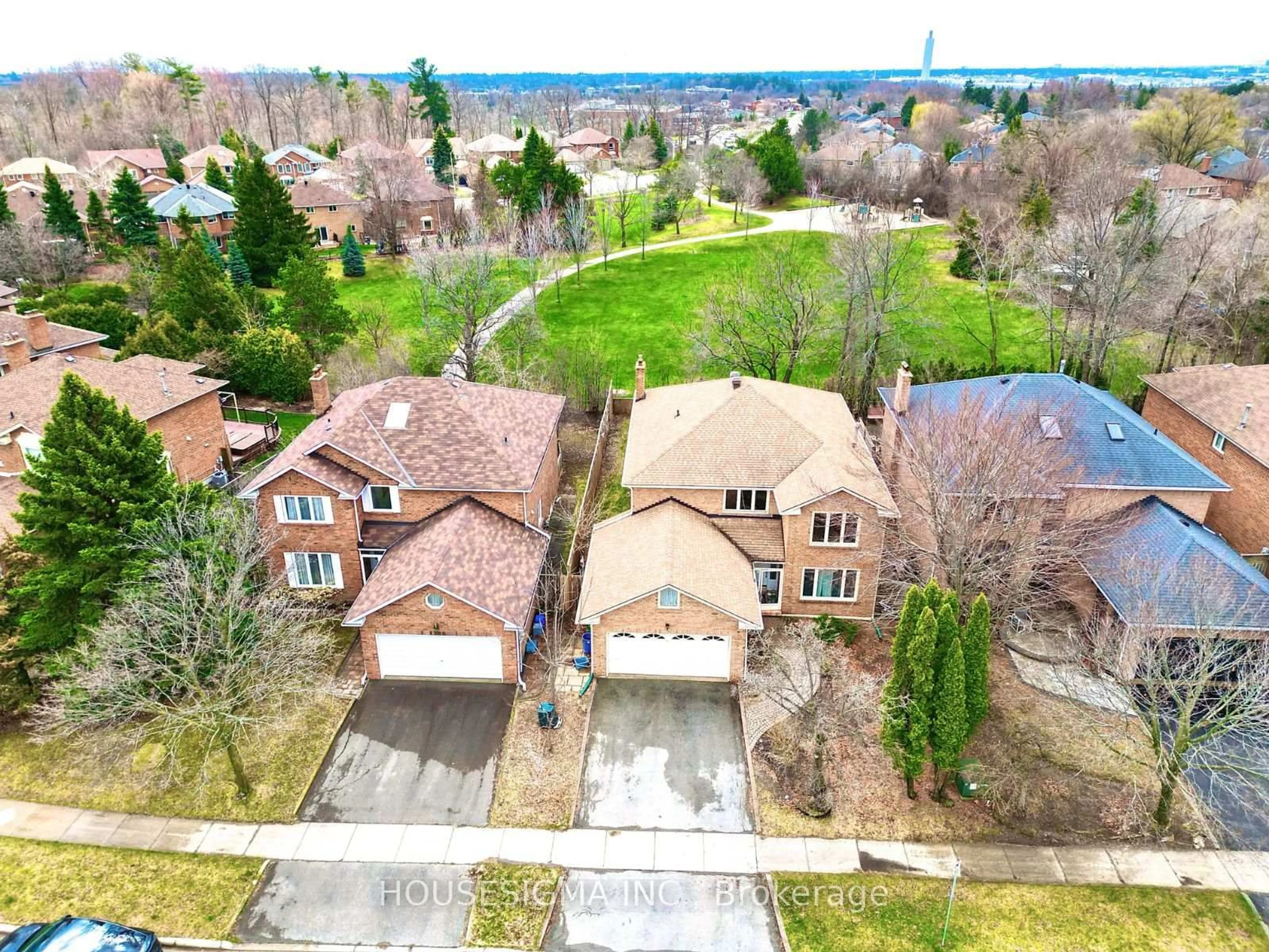 A pic from outside/outdoor area/front of a property/back of a property/a pic from drone, street for 1404 Will Scarlett Dr, Oakville Ontario L6J 6S6
