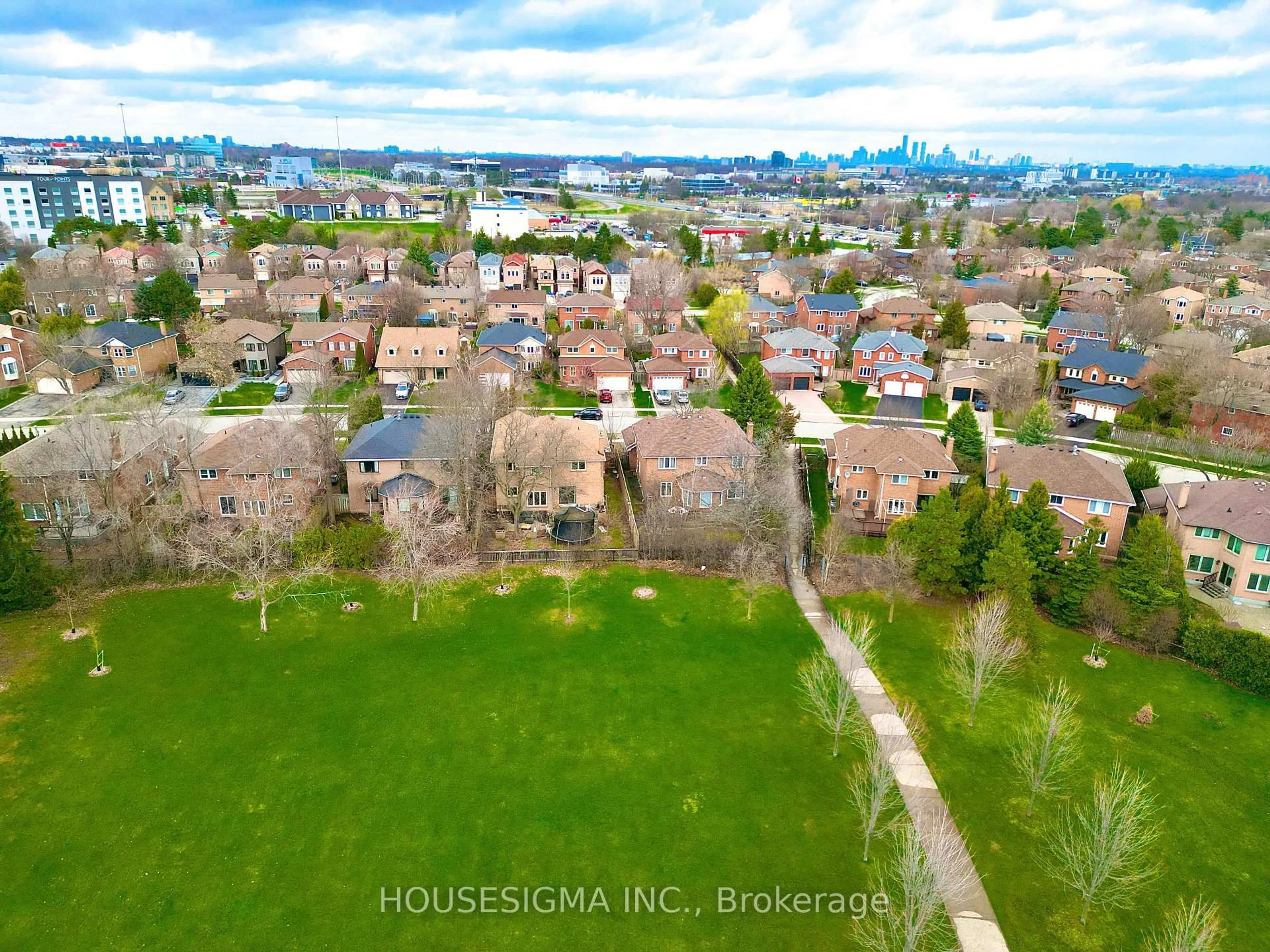 A pic from outside/outdoor area/front of a property/back of a property/a pic from drone, city buildings view from balcony for 1404 Will Scarlett Dr, Oakville Ontario L6J 6S6