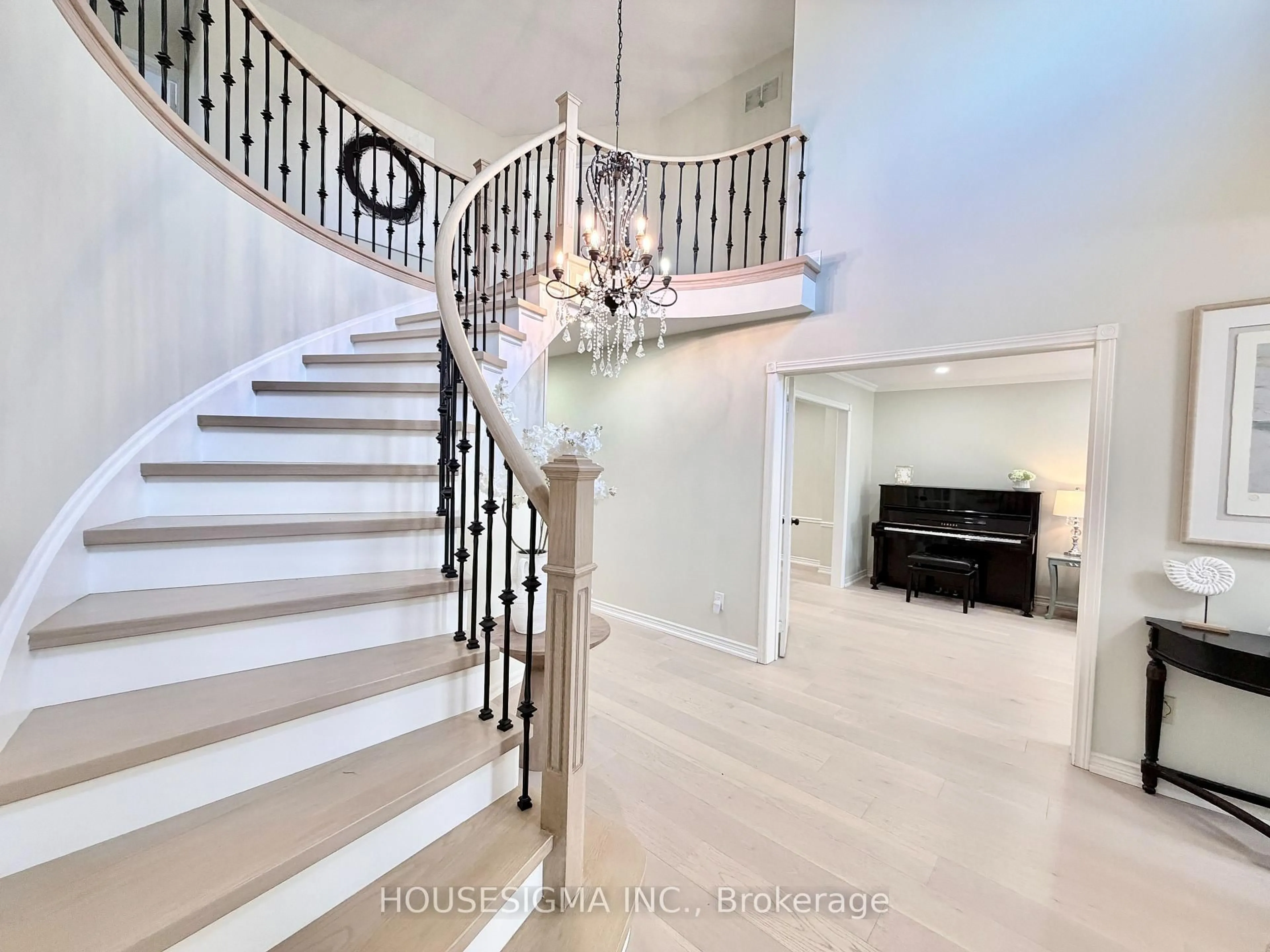 Stairs for 1404 Will Scarlett Dr, Oakville Ontario L6J 6S6