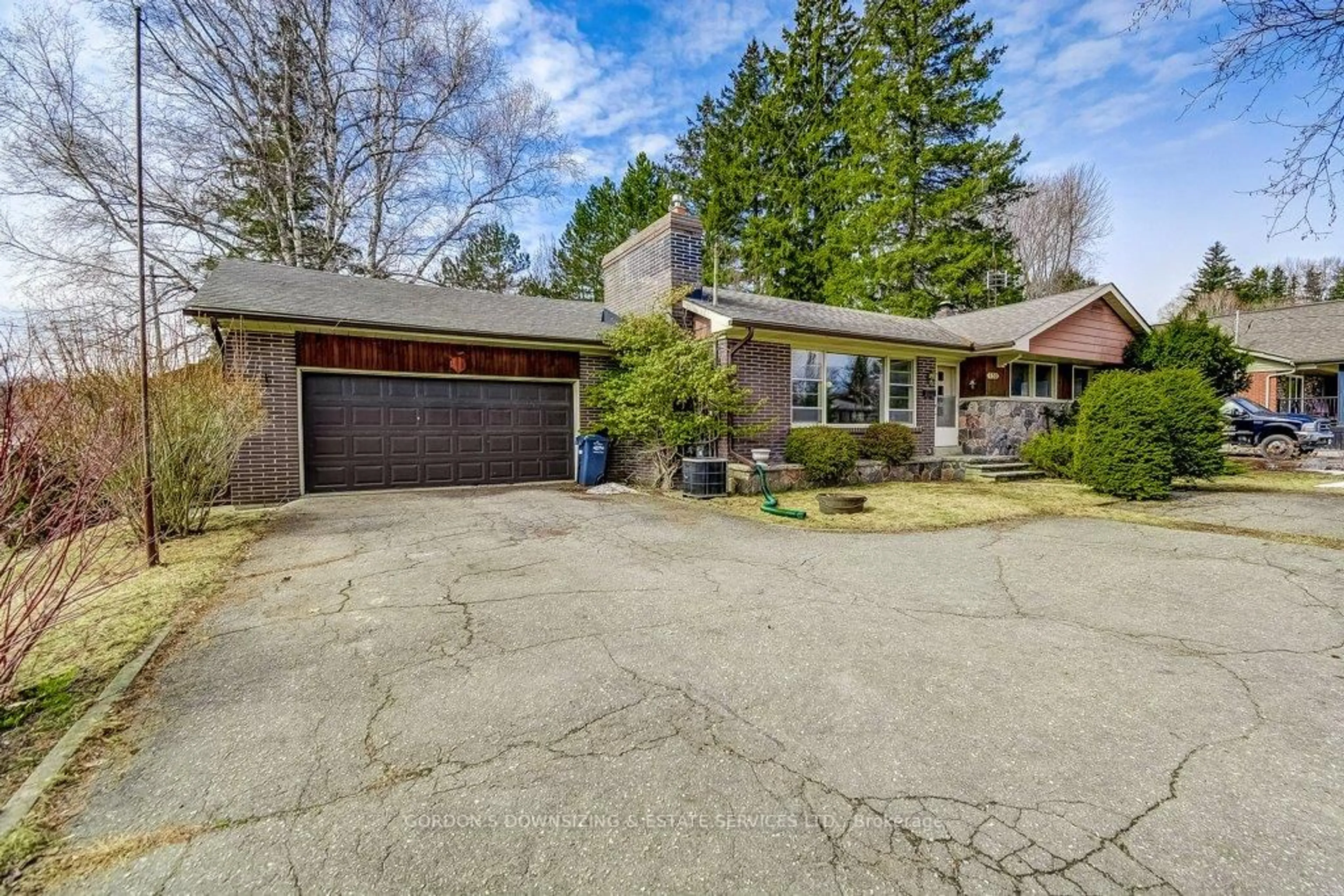 A pic from outside/outdoor area/front of a property/back of a property/a pic from drone, street for 130 Confederation St, Halton Hills Ontario L7G 3S2