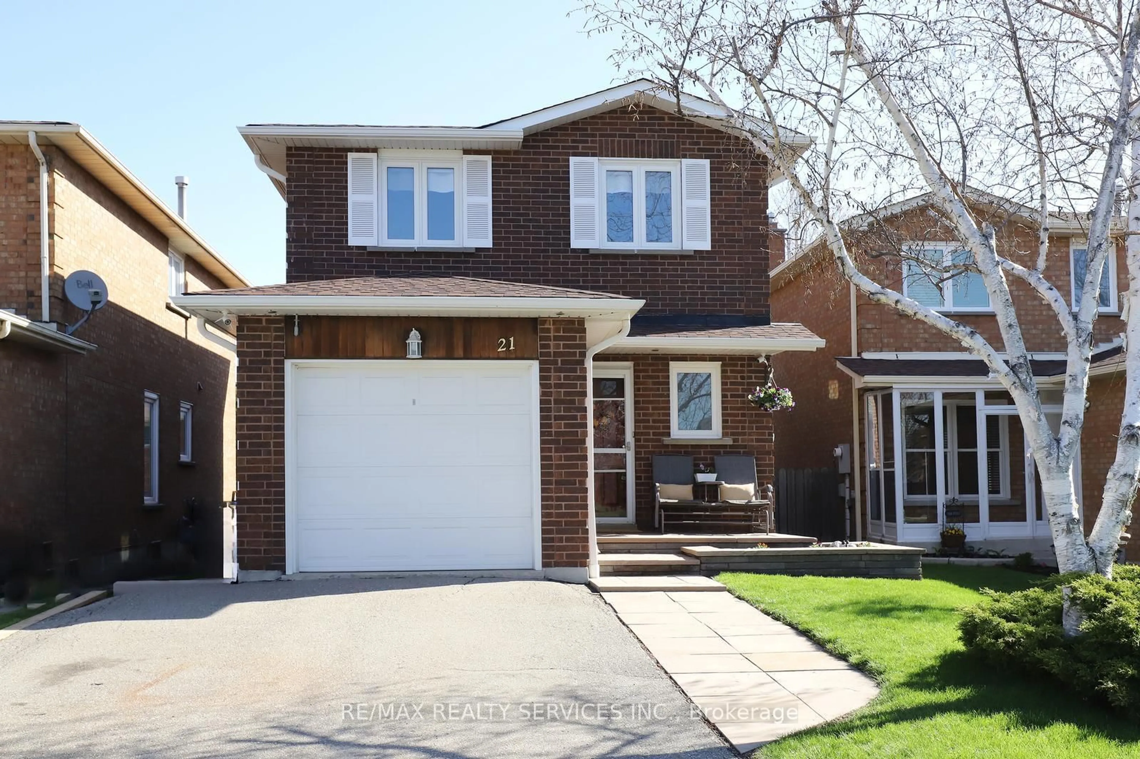Home with brick exterior material, street for 21 Shenstone Ave, Brampton Ontario L6Z 2Y9