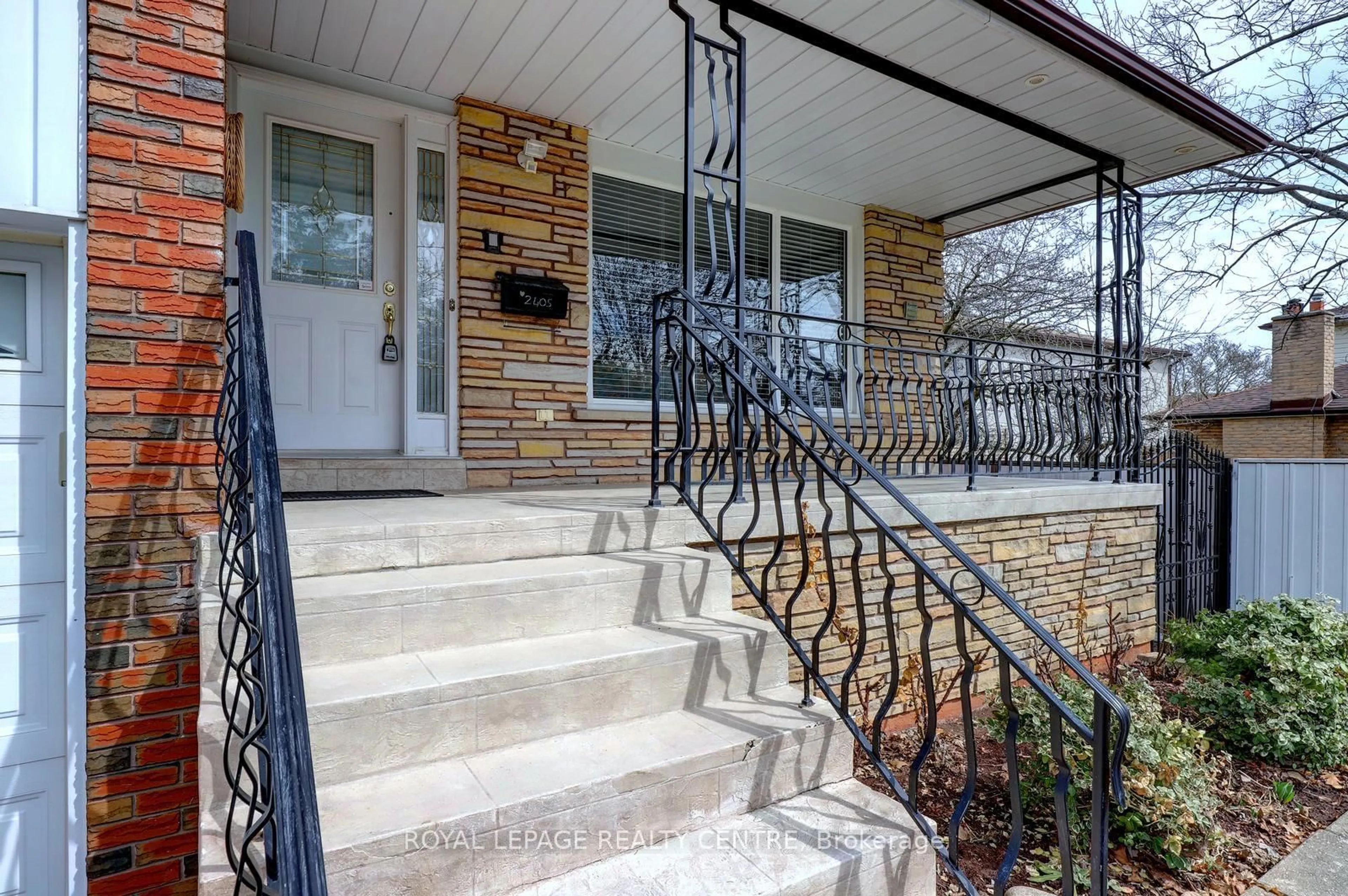 Unknown for 2405 Rosemary Dr, Mississauga Ontario L5C 1X1