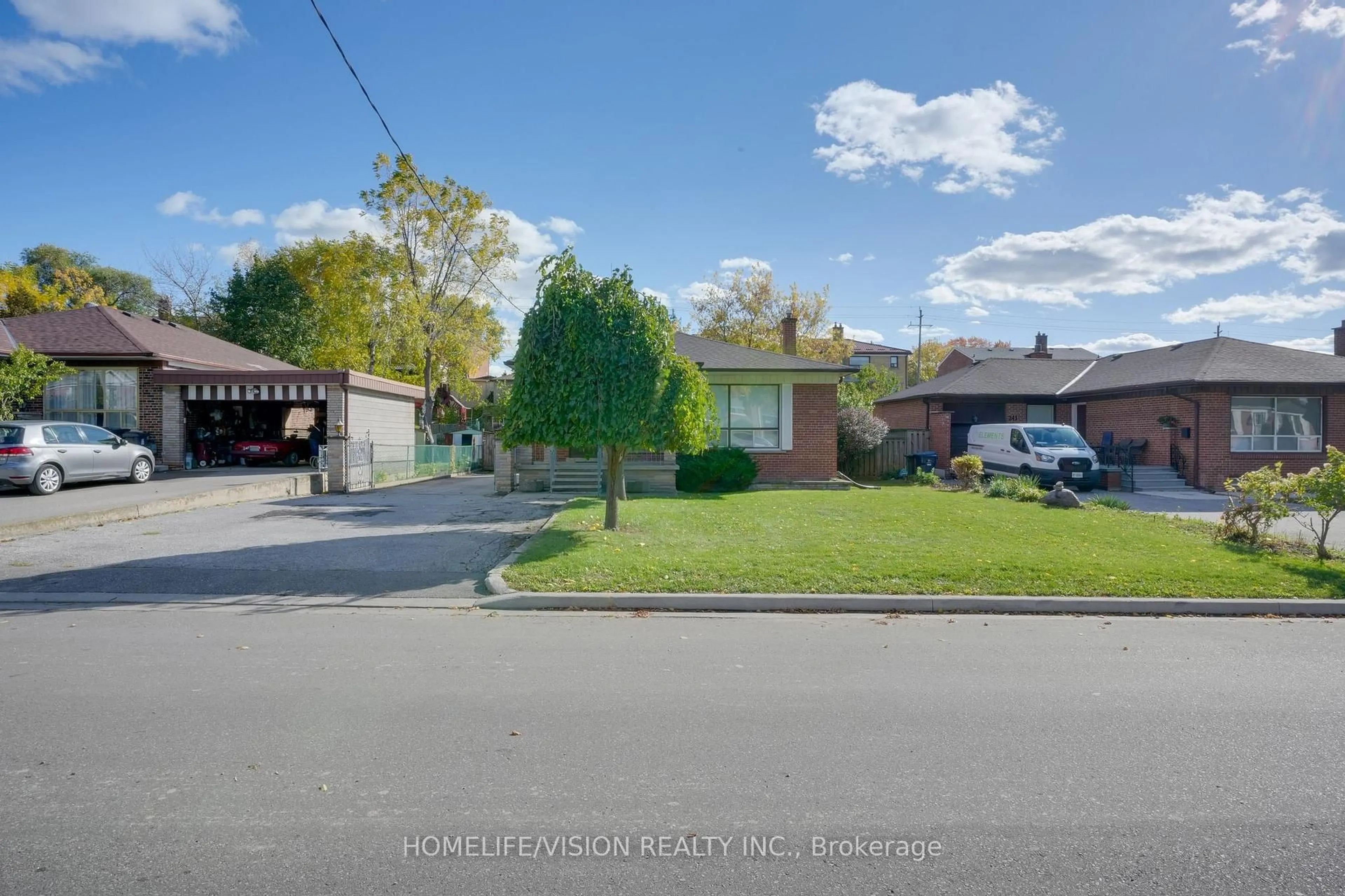 A pic from outside/outdoor area/front of a property/back of a property/a pic from drone, street for 239 Epsom Downs Dr, Toronto Ontario M3M 1T3