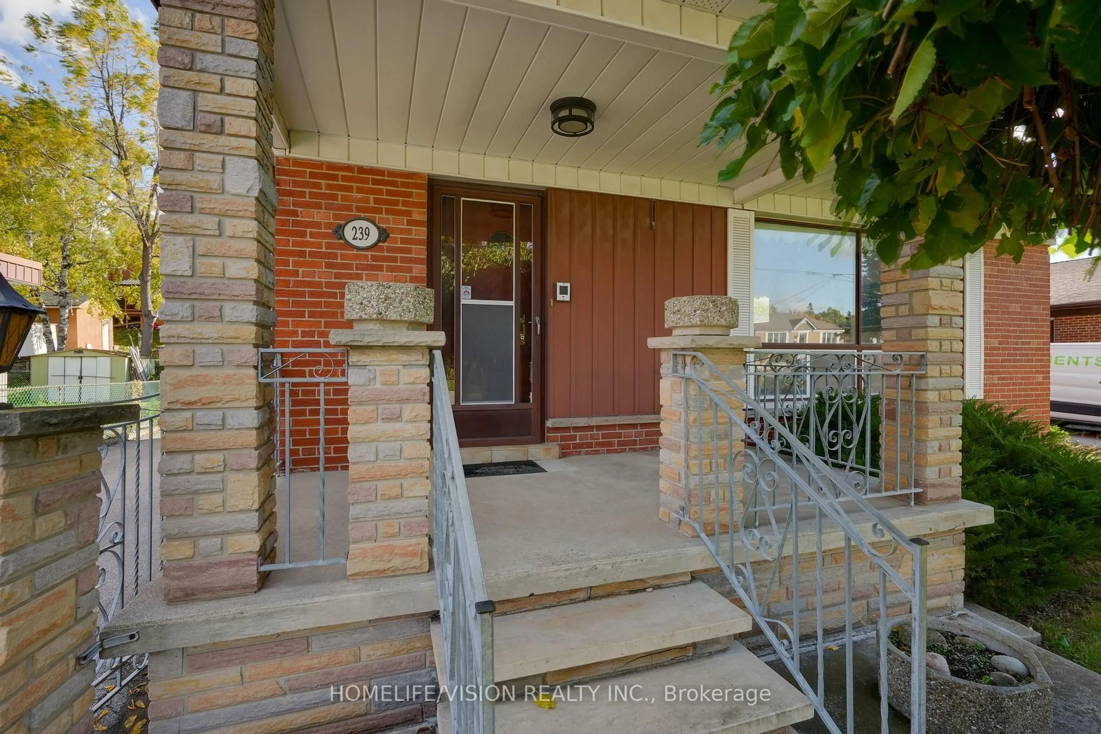 Indoor entryway for 239 Epsom Downs Dr, Toronto Ontario M3M 1T3