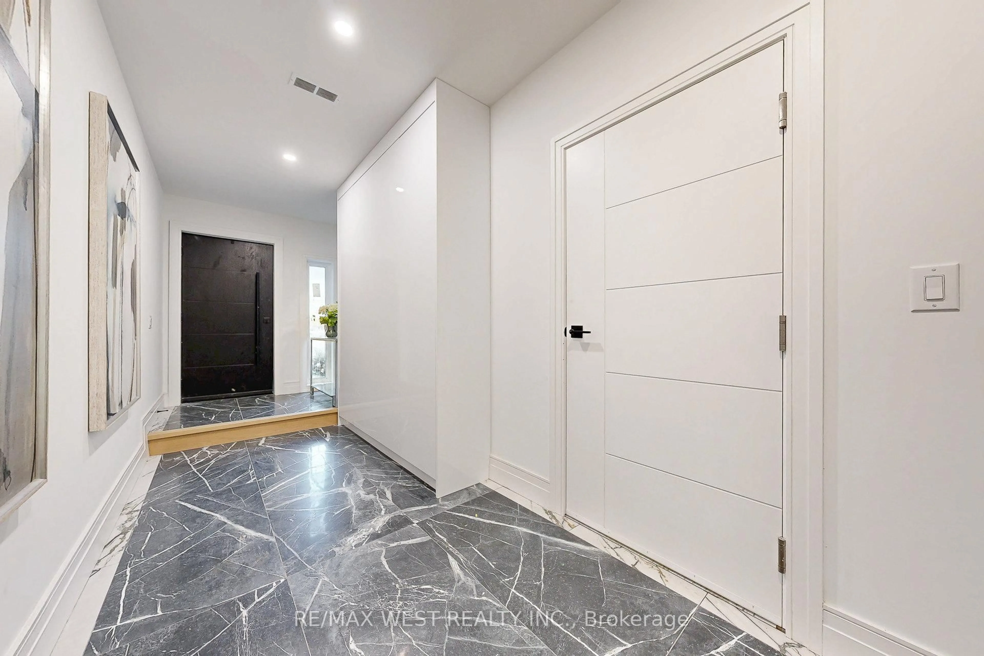 Indoor entryway for 2639R Dundas St #2, Toronto Ontario M6P 1X9