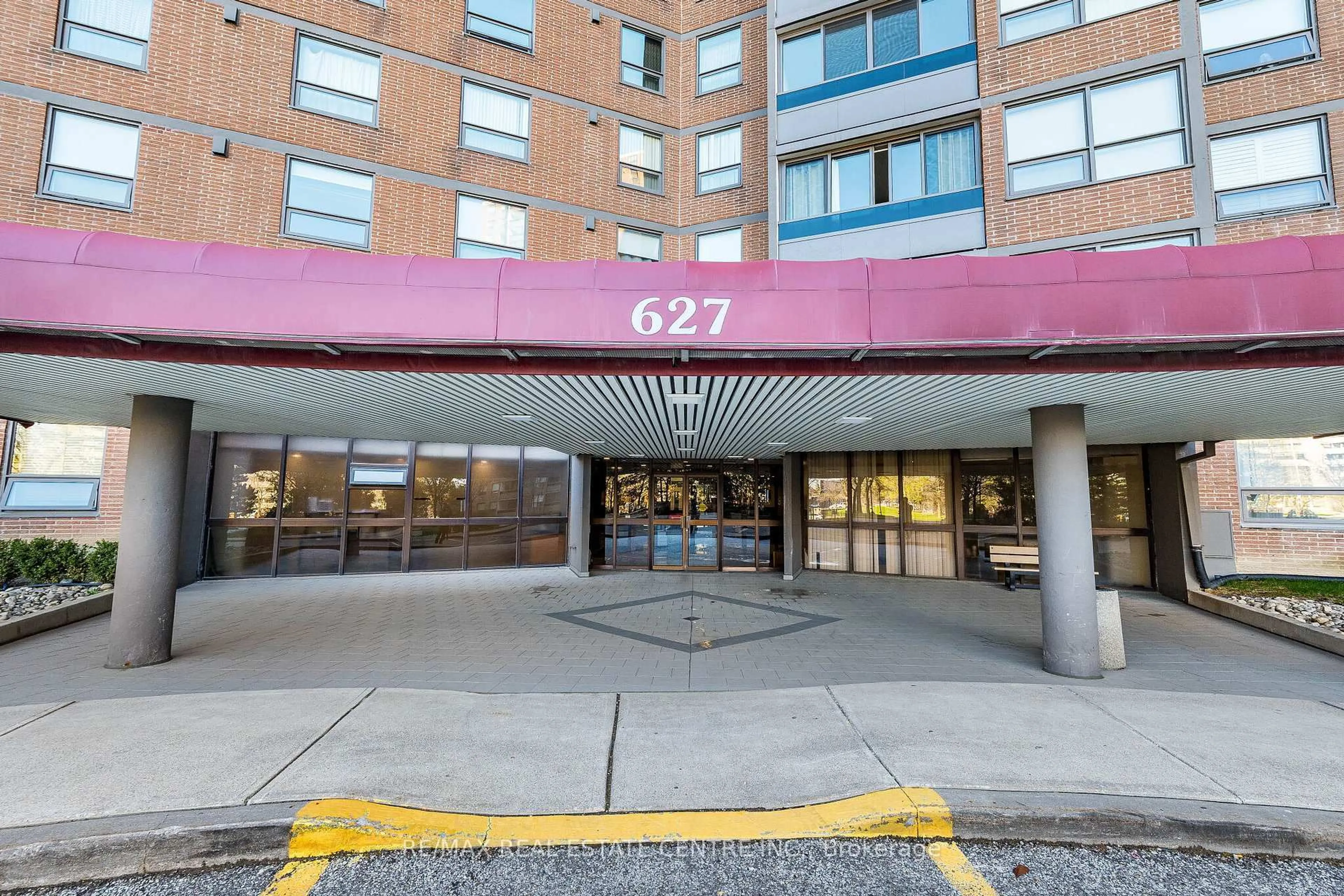 Indoor foyer for 627 The West Mall Rd #1802, Toronto Ontario M9C 4X5