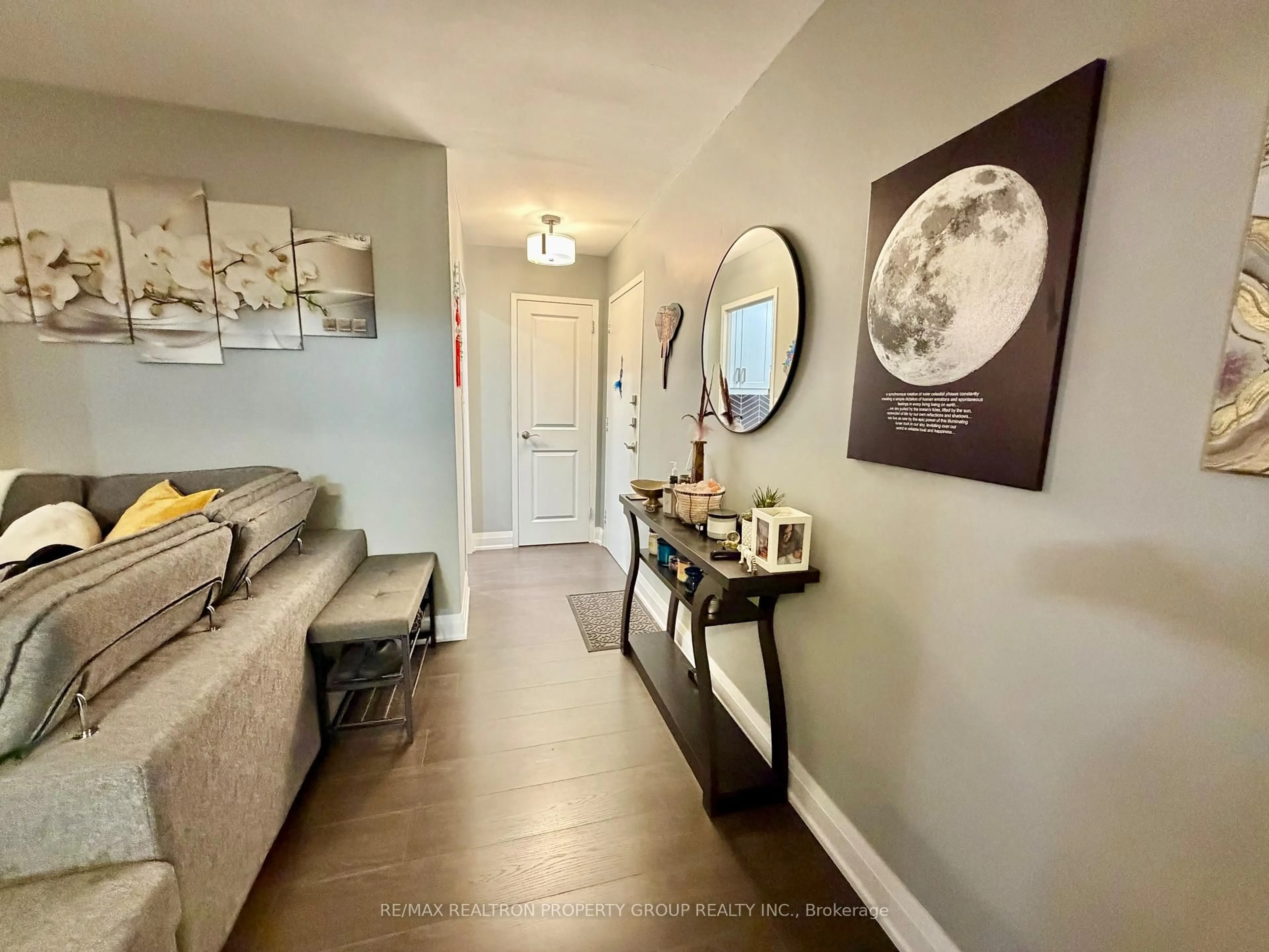 Indoor entryway for 3320 Fieldgate Dr #704, Mississauga Ontario L4X 2J2