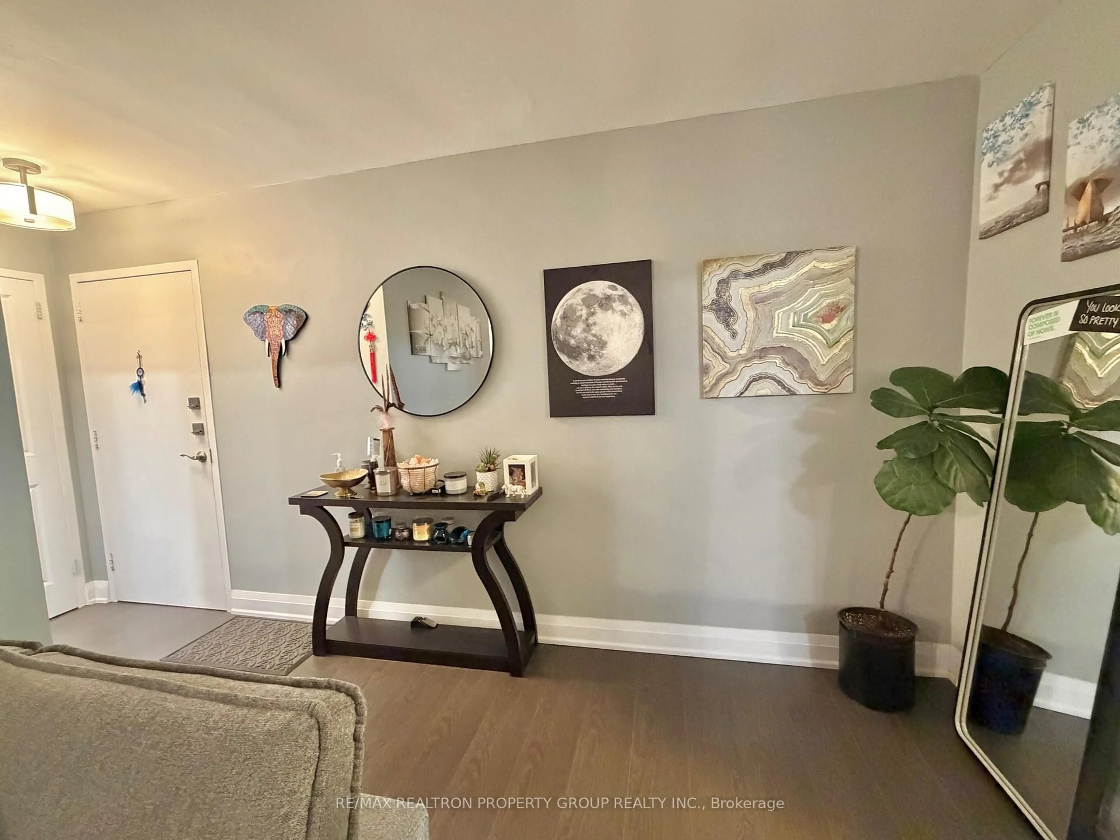 Indoor entryway for 3320 Fieldgate Dr #704, Mississauga Ontario L4X 2J2