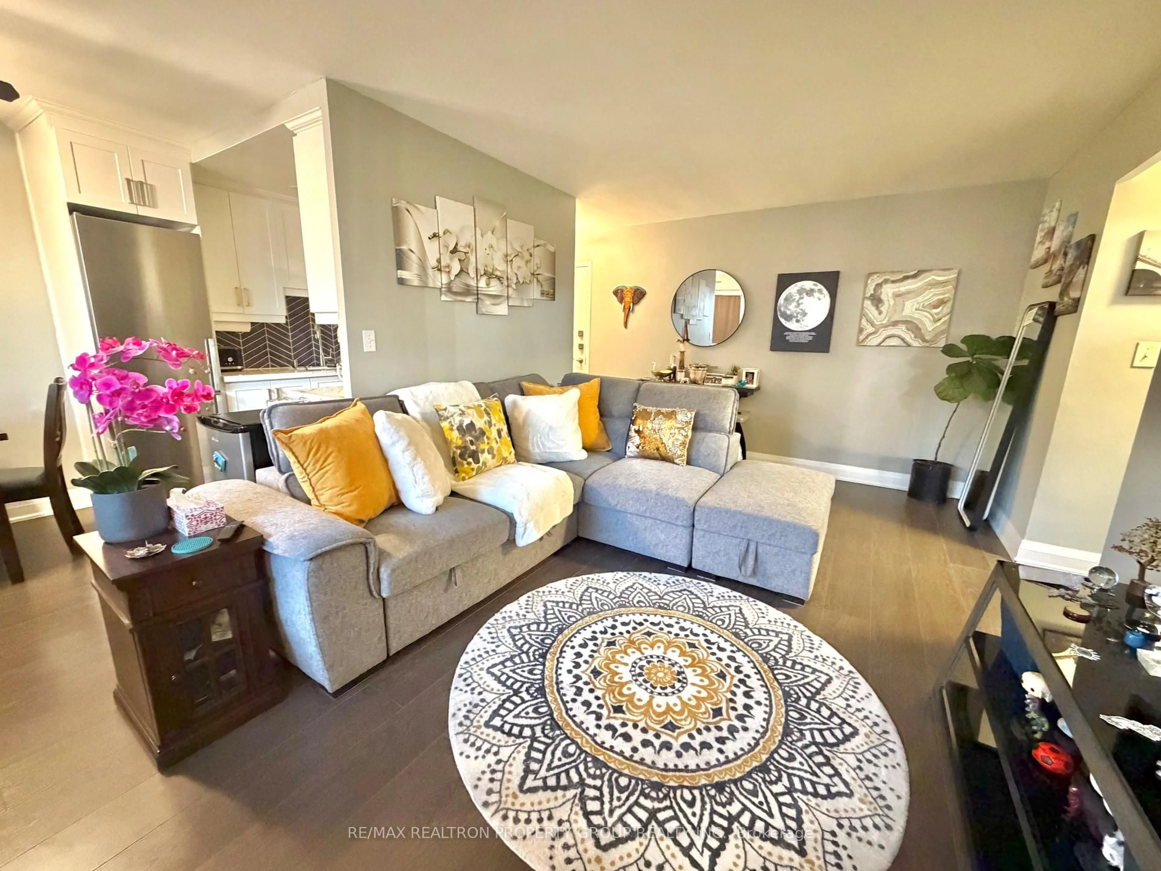 Living room with furniture, carpet floor for 3320 Fieldgate Dr #704, Mississauga Ontario L4X 2J2