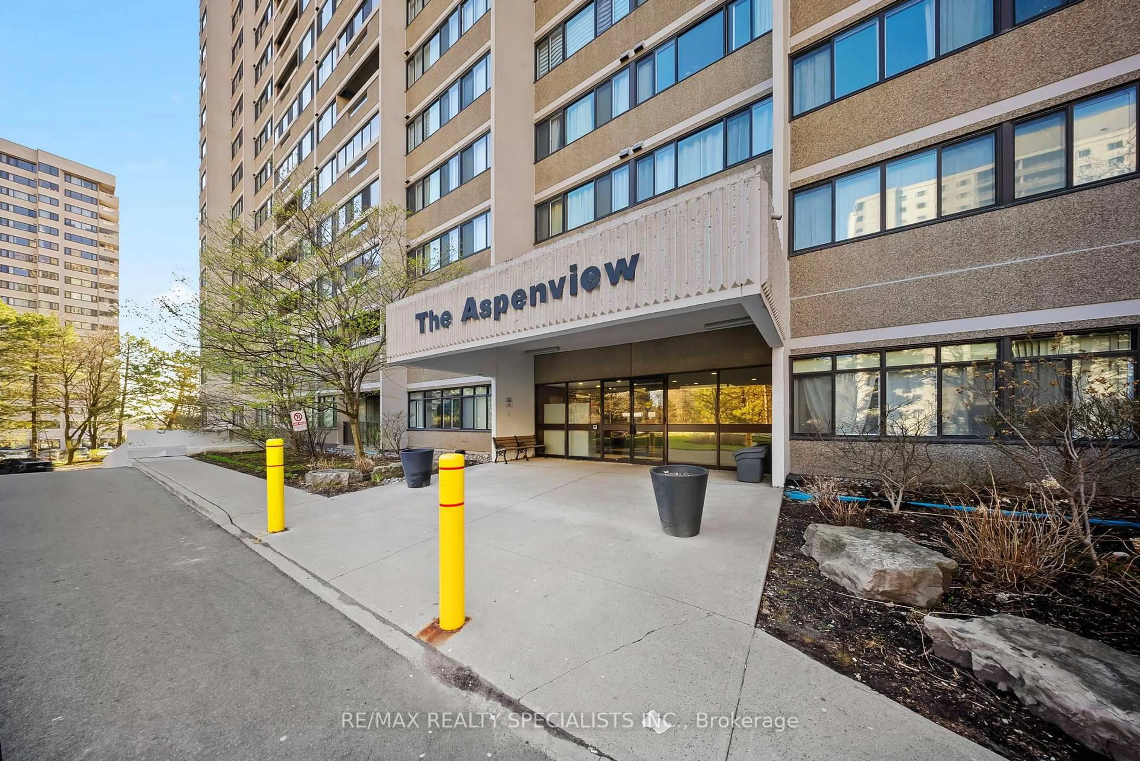 Indoor foyer for 50 Elm Dr #309, Mississauga Ontario L5A 3X2