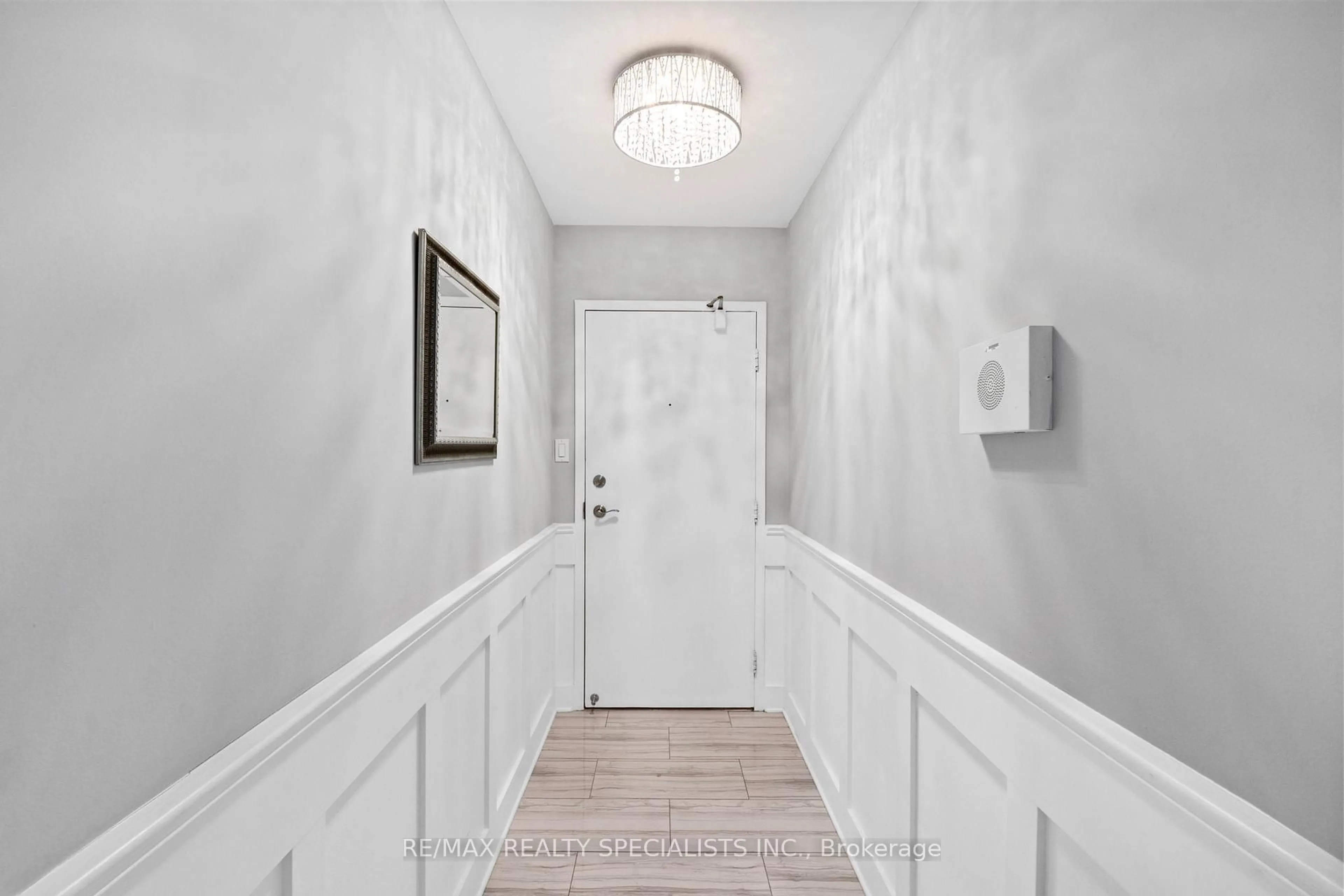 Indoor entryway for 50 Elm Dr #309, Mississauga Ontario L5A 3X2