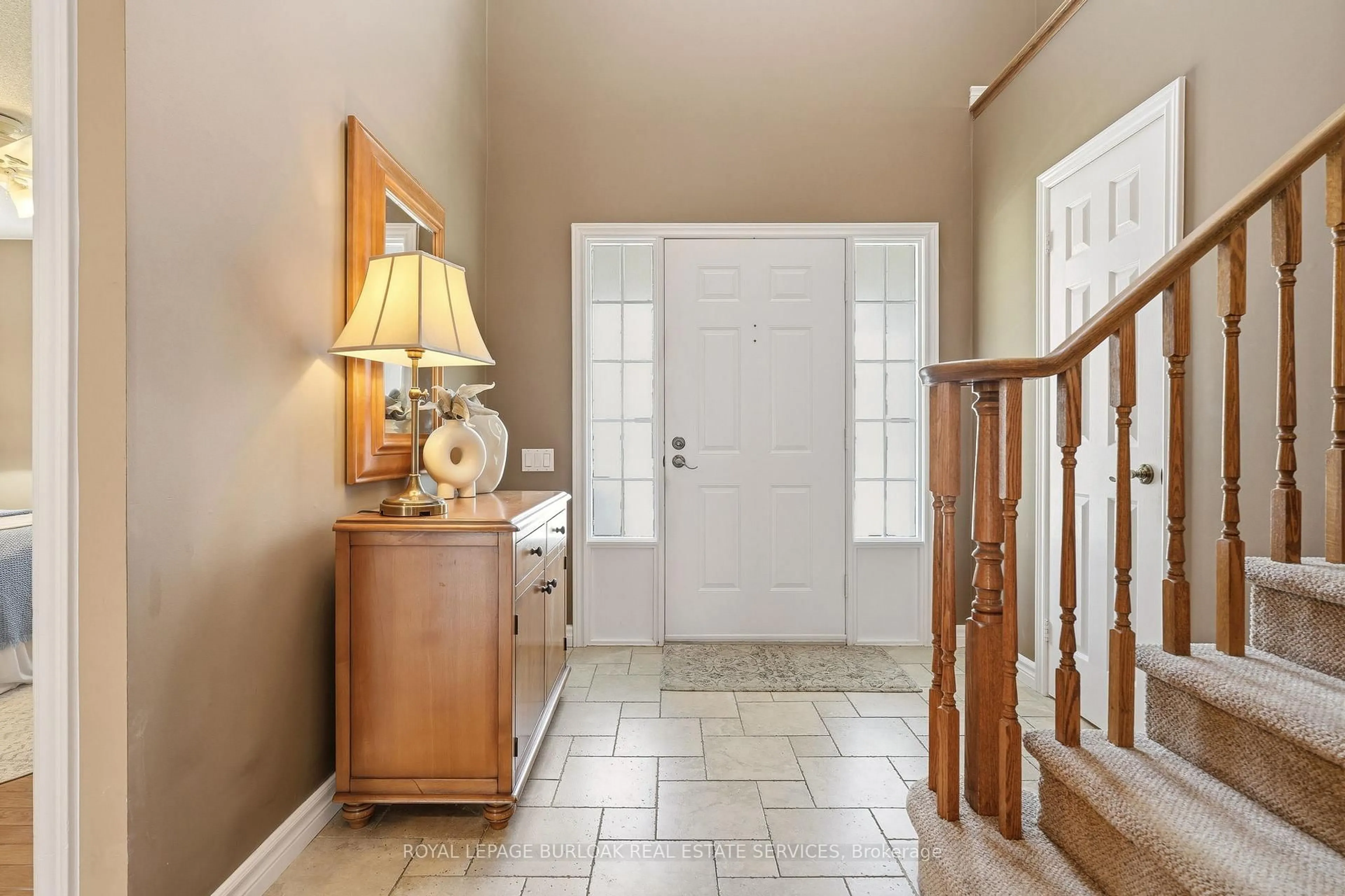 Indoor entryway for 2416 Baxter Cres, Burlington Ontario L7M 4A1